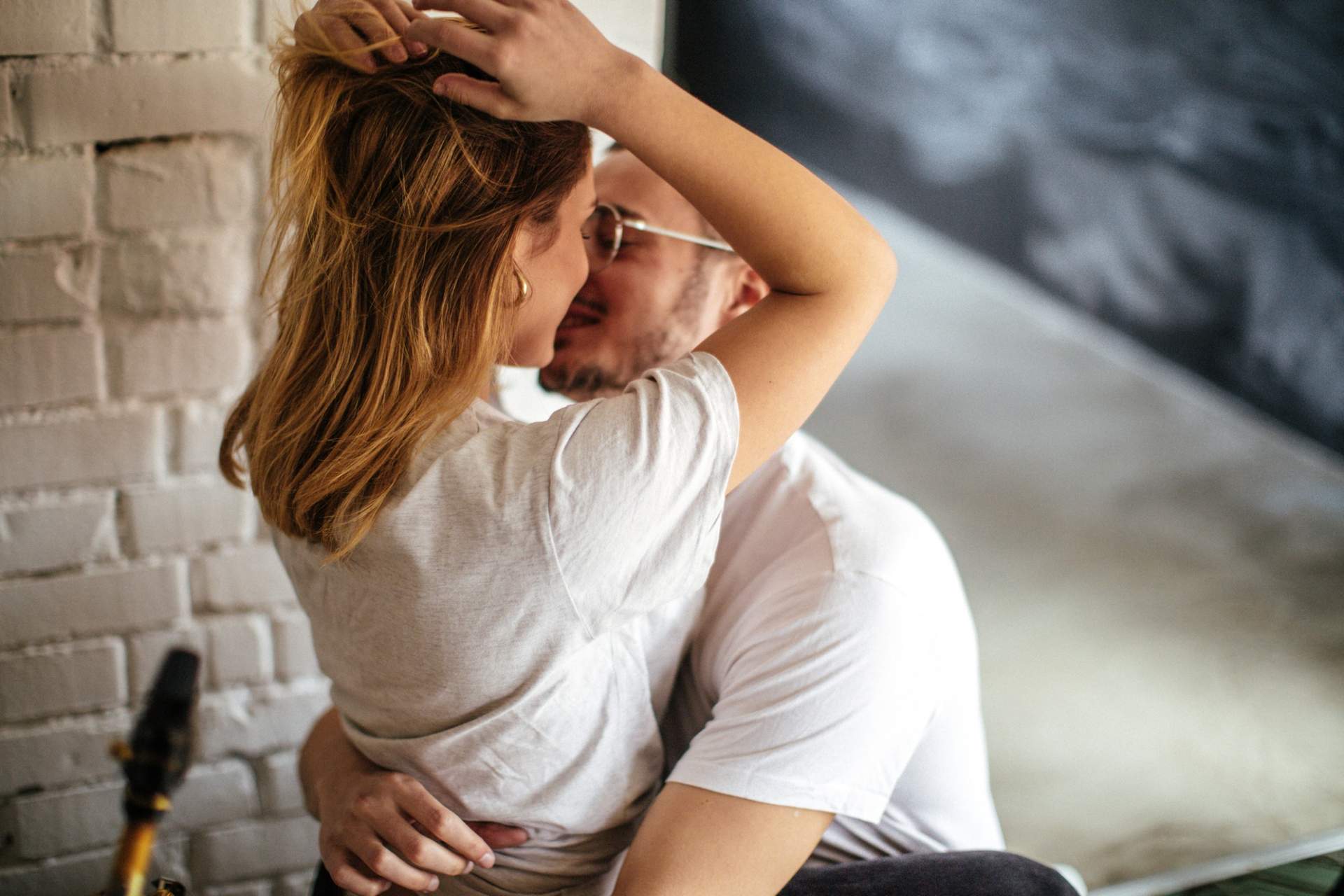 Sesso con i vestiti? 4 motivi per cui vale la pena provarci — Amore