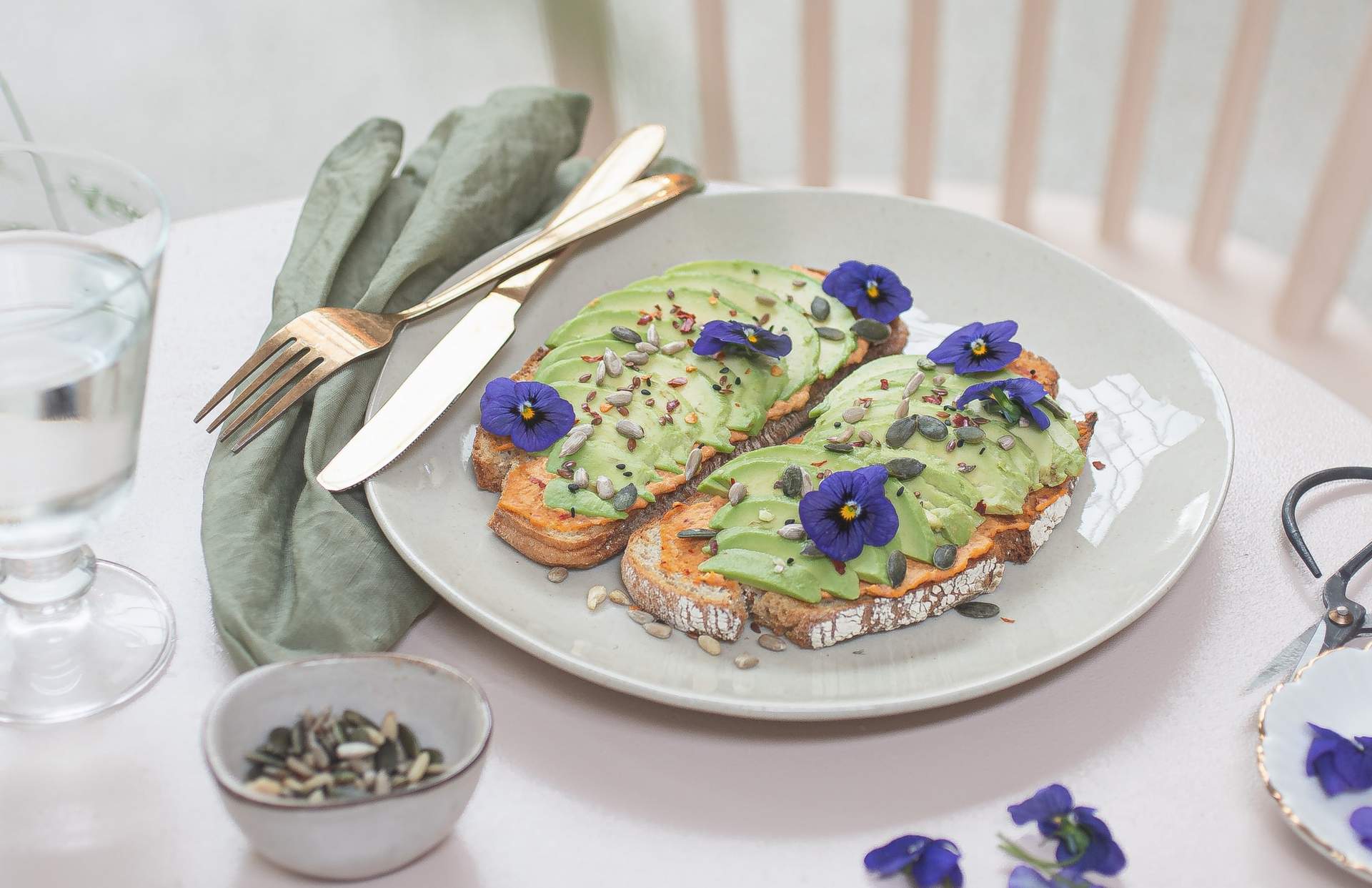 8 flores comestibles que puedes llevar del jardín directo a tu plato — Estilo de vida