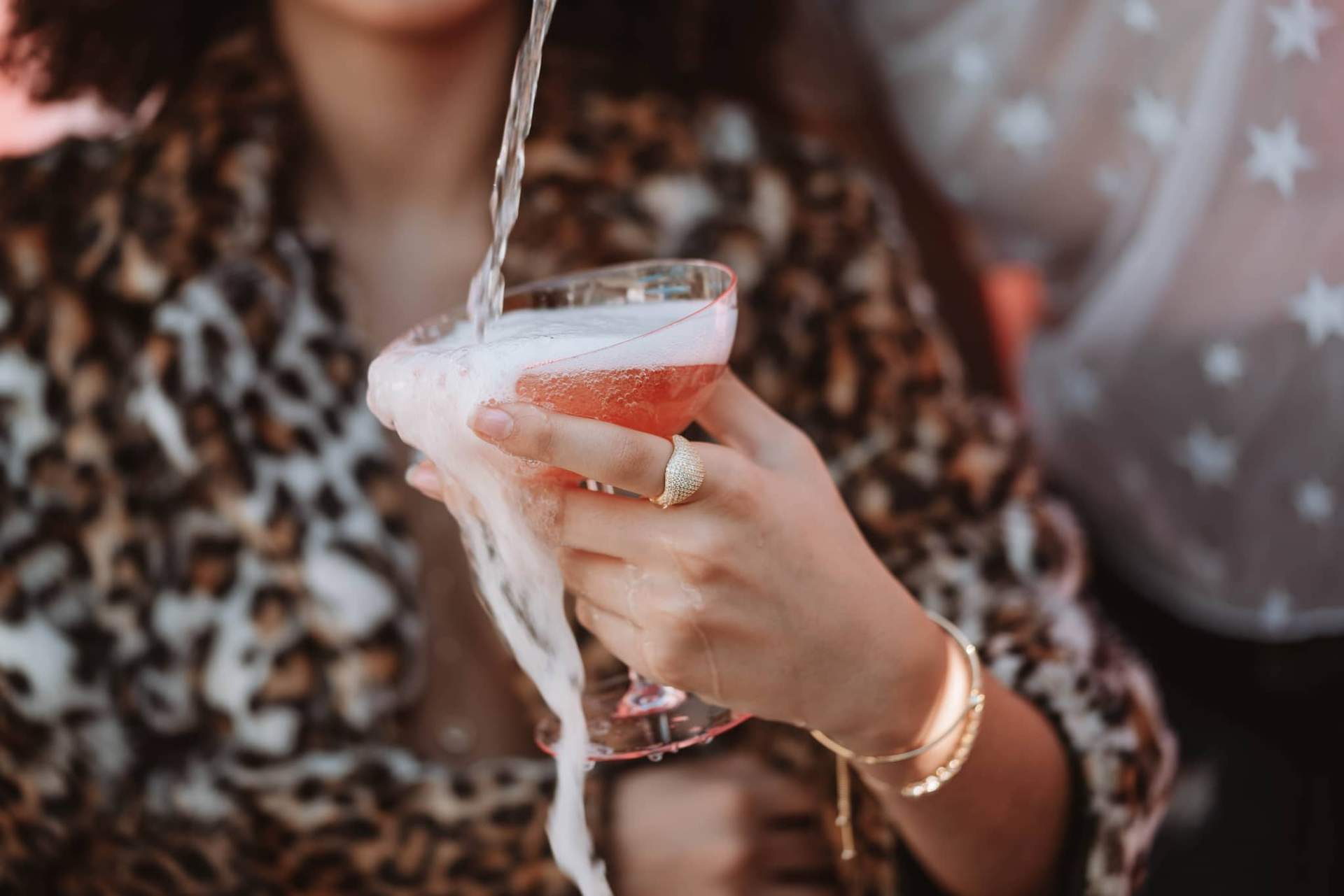 Wird der Alkohol im Alter stärker spürbar? So verändert sich deine Alkoholverträglichkeit — Gesundheit