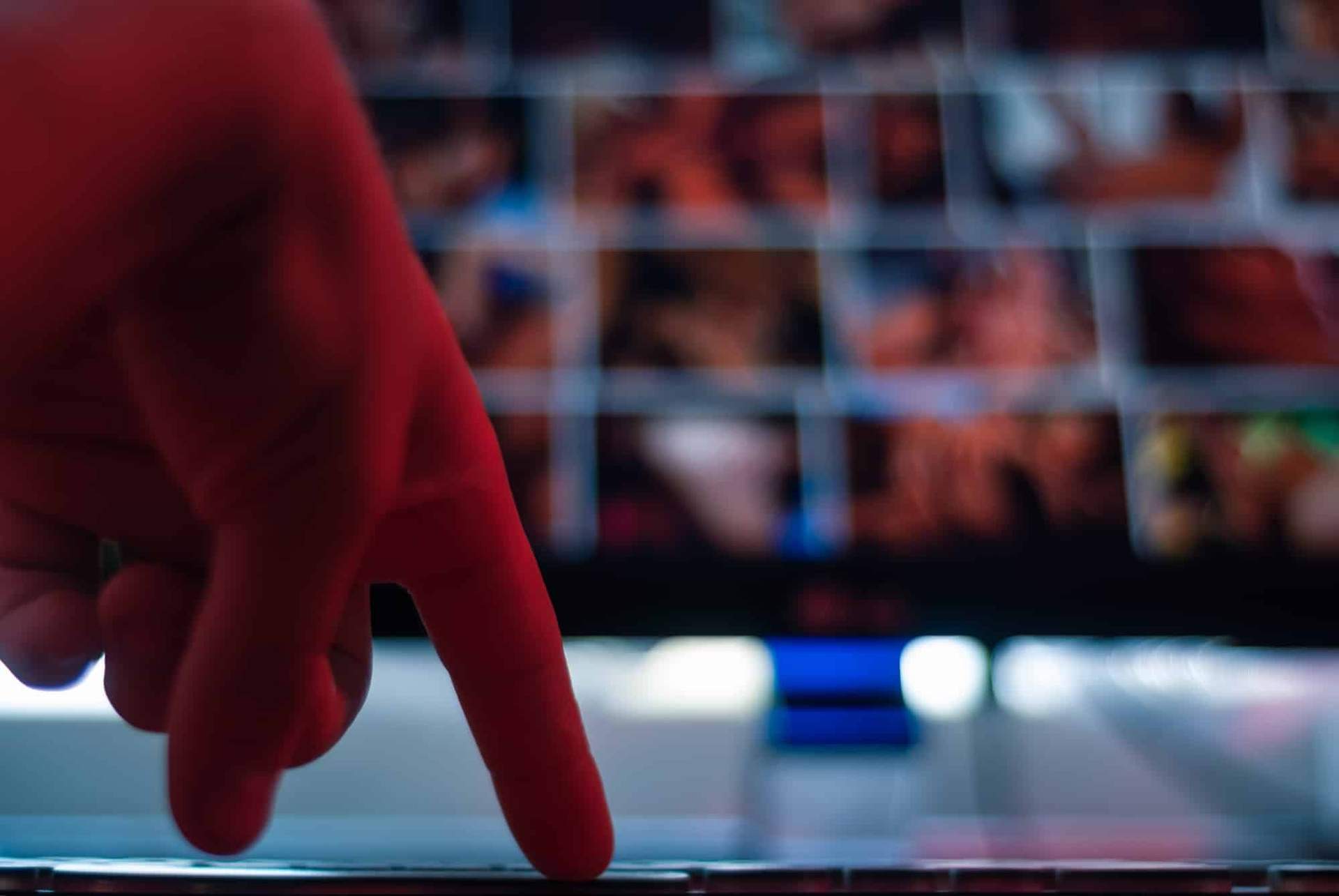 Surprise : La moitié des gens regardent du porno au travail ? — Amour