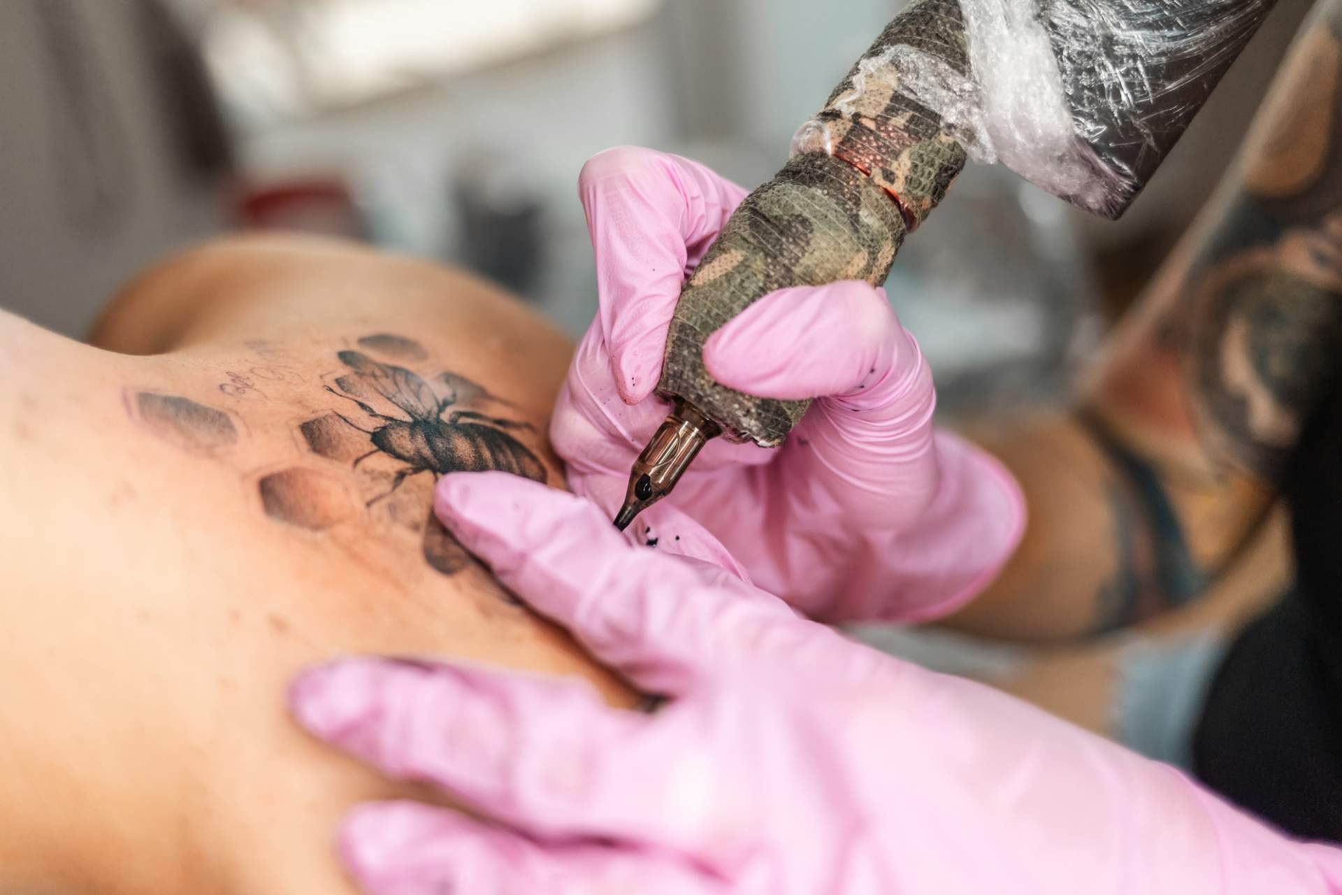 “Scoiattolo affamato che afferra due nocciole...” - I tatuatori raccontano i tatuaggi più folli — Lifestyle
