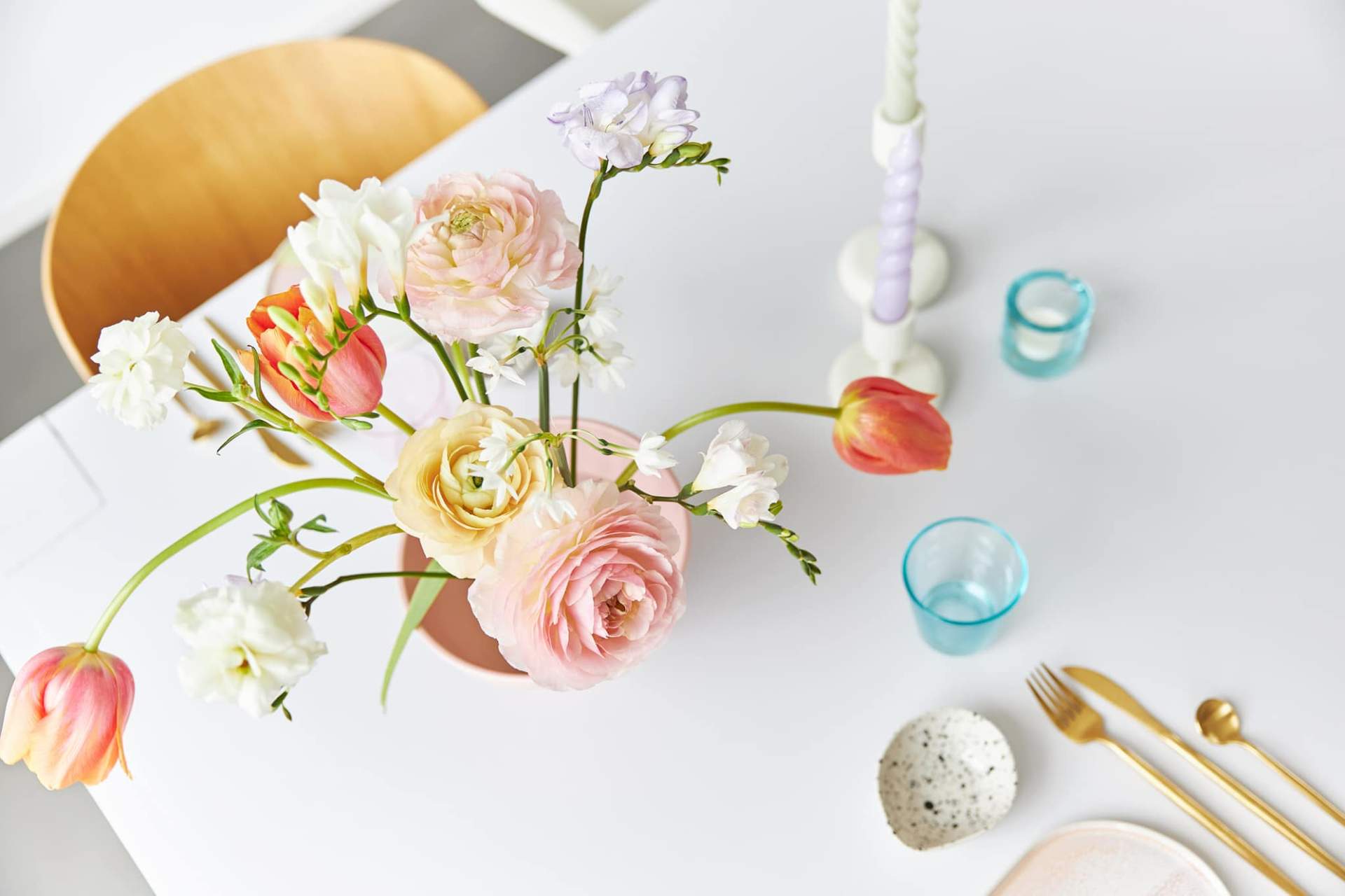 Keine Sorge, das ist nicht kitschig! 7 frühlingshafte Kunstblumen-Dekoideen für alle, die keine Zeit für echte Blumen haben — Deko