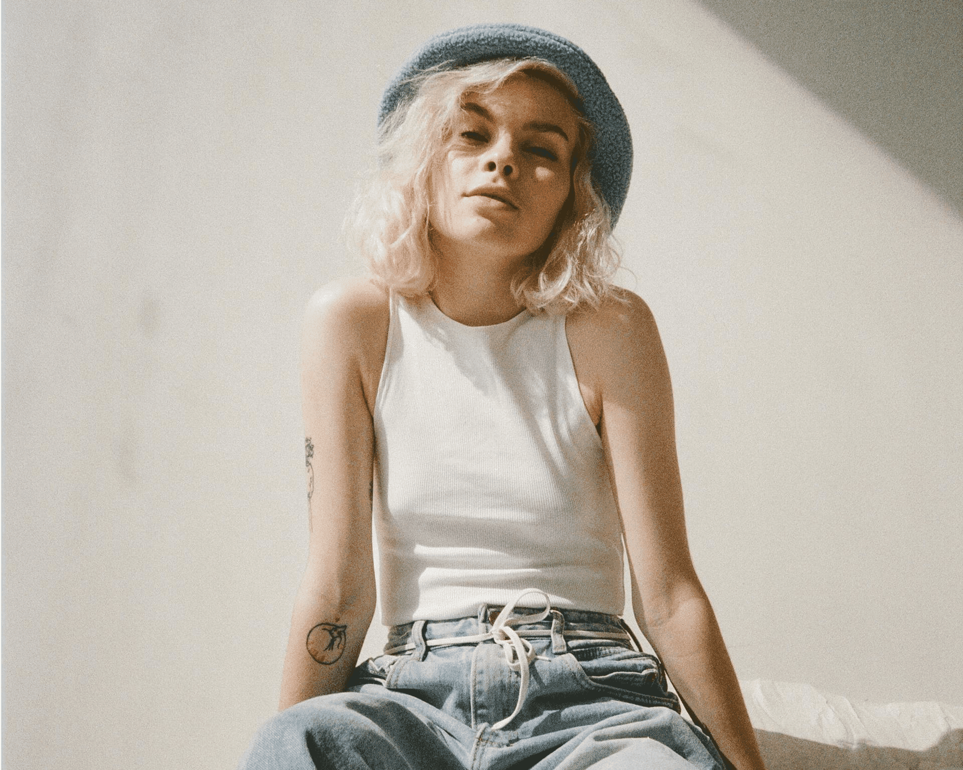 10 traumhafte Looks mit dem einfachen weißen Tanktop — Mode