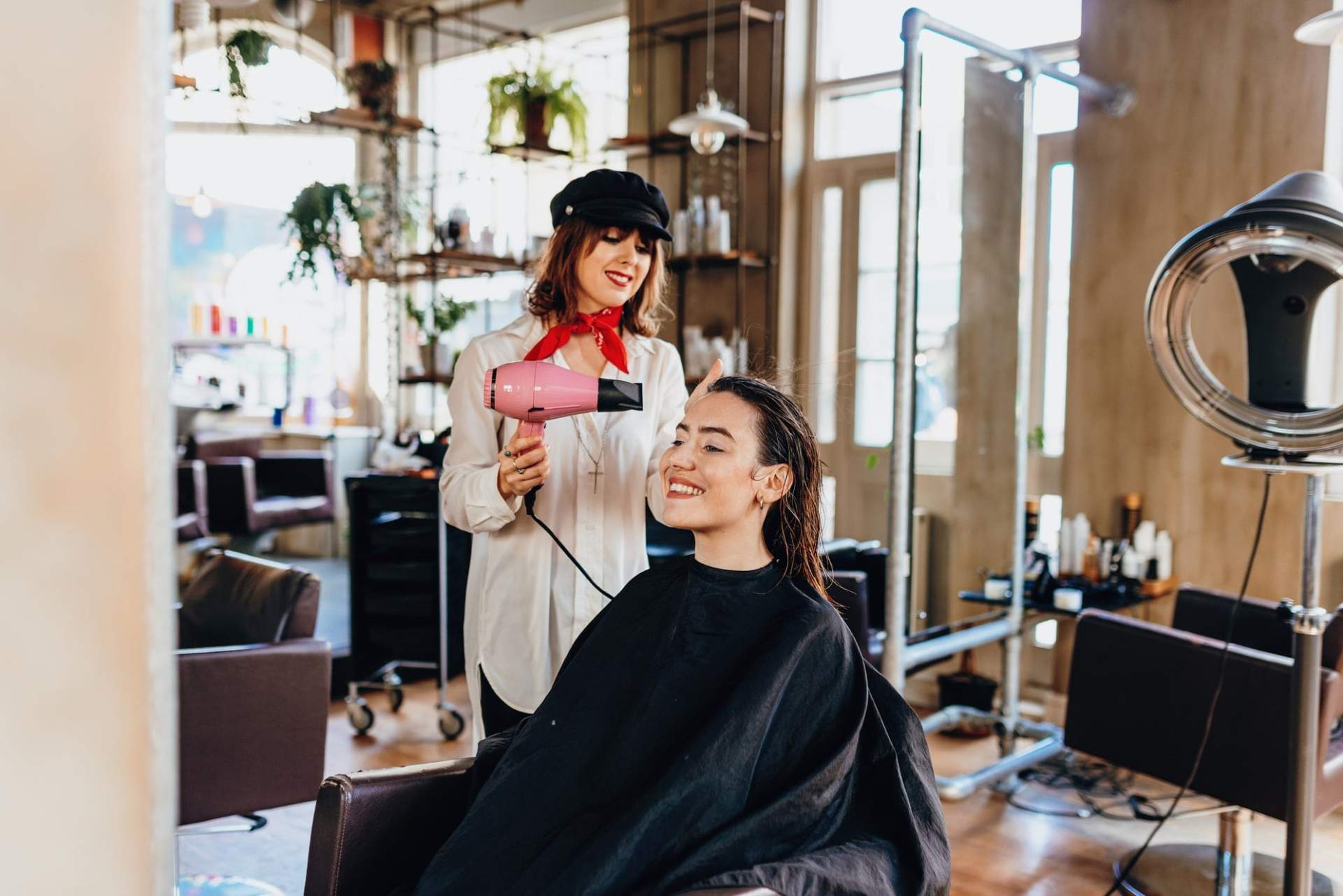 Warum öffnest du dich leicht im Friseur- oder Manikürestuhl? Psychologische Gründe — Lebensstil