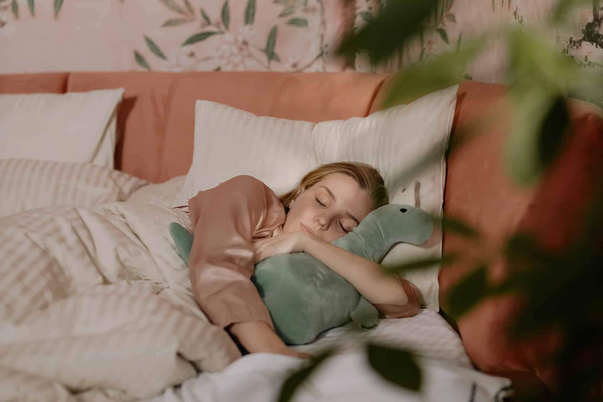 Tu dors encore avec ta peluche adulte ? Voici pourquoi c’est mieux que tu ne le penses ! — Mode de vie