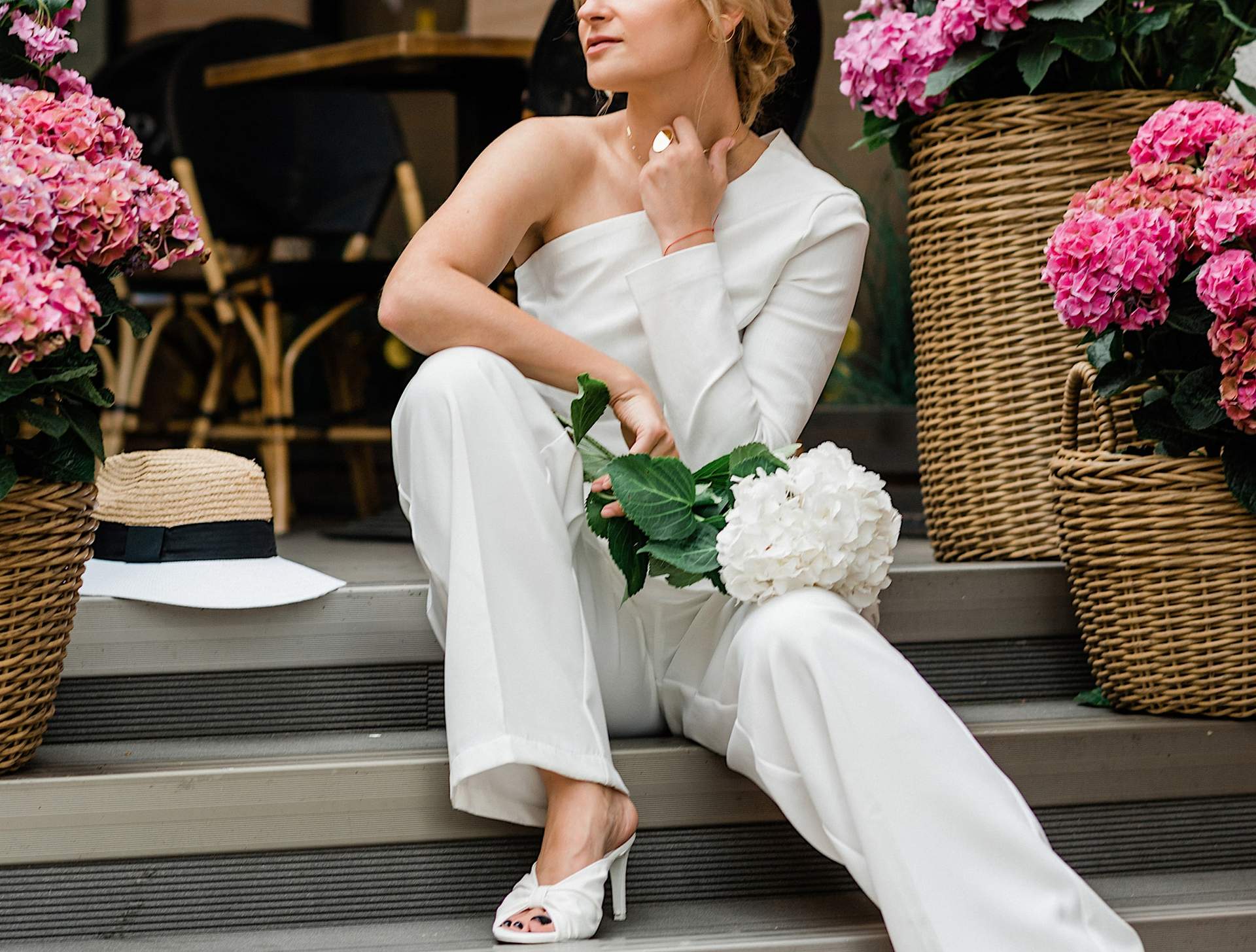 Focus sui pantaloni bianchi: 10 outfit chic per la fine dell’estate — Moda