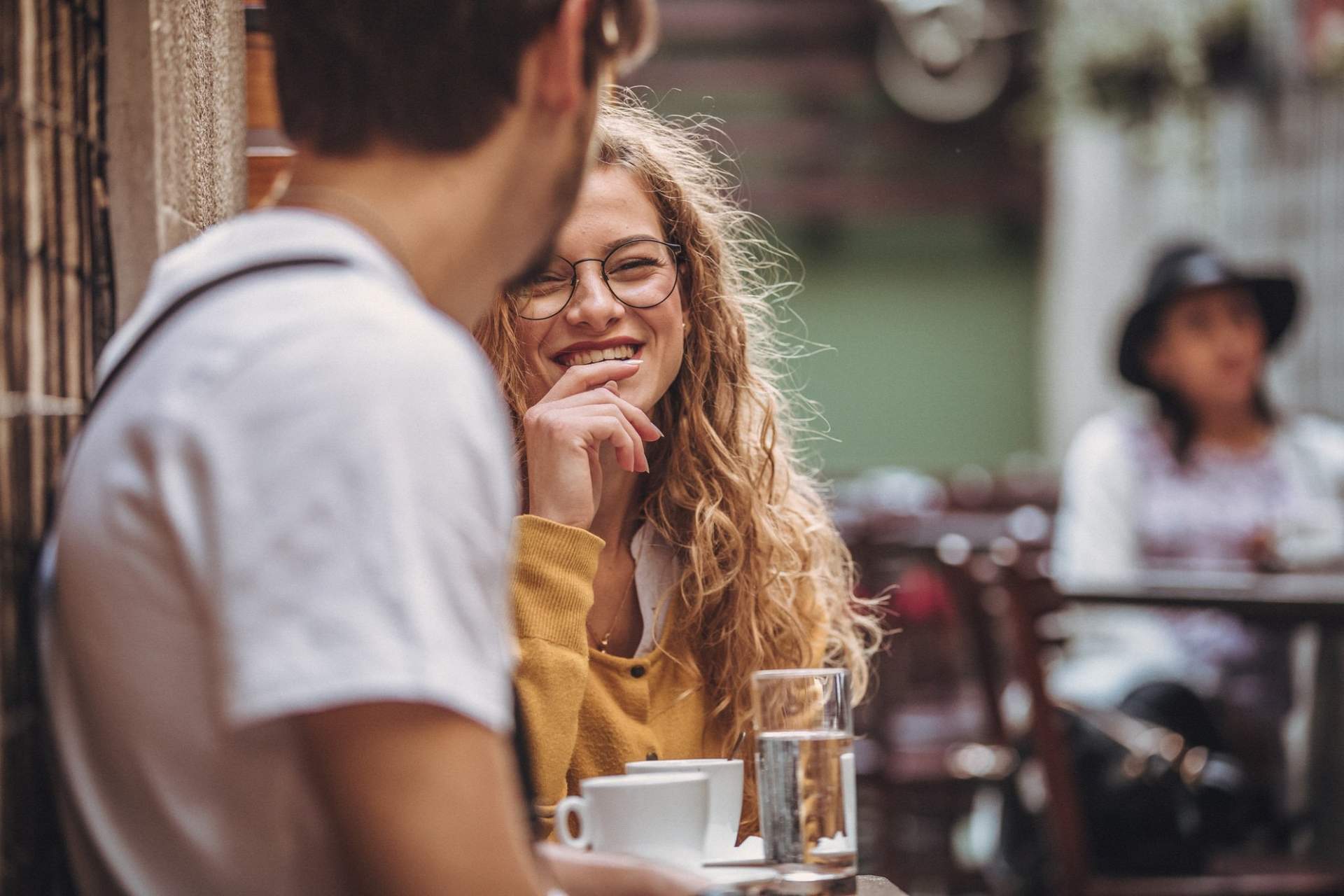 15 Flirtgesten und ihre Bedeutung – So erkennst du sie — Beziehung