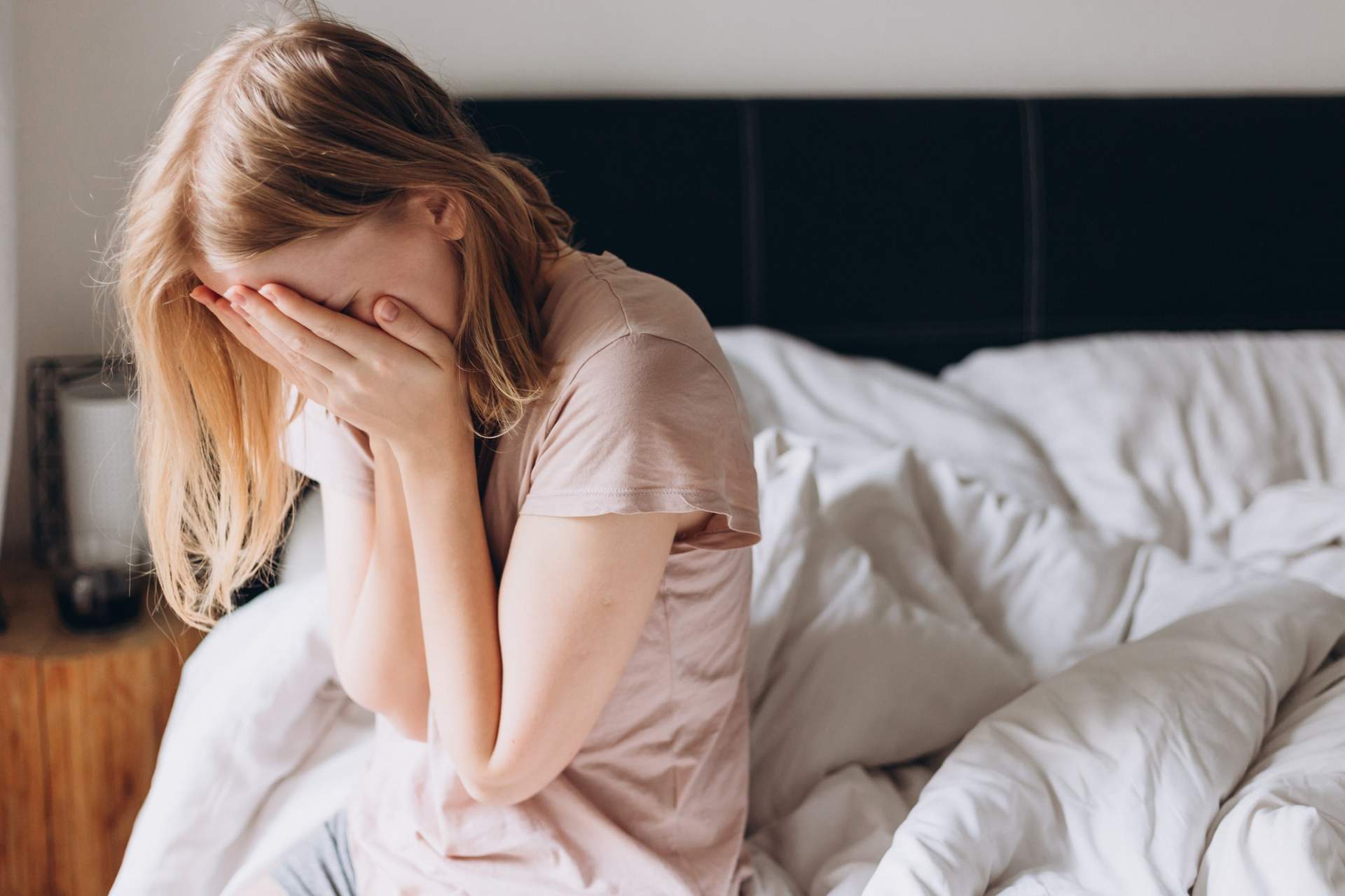 Kopfschmerzen beim Aufwachen: Diese heimtückischen Ursachen stecken oft dahinter — Gesundheit