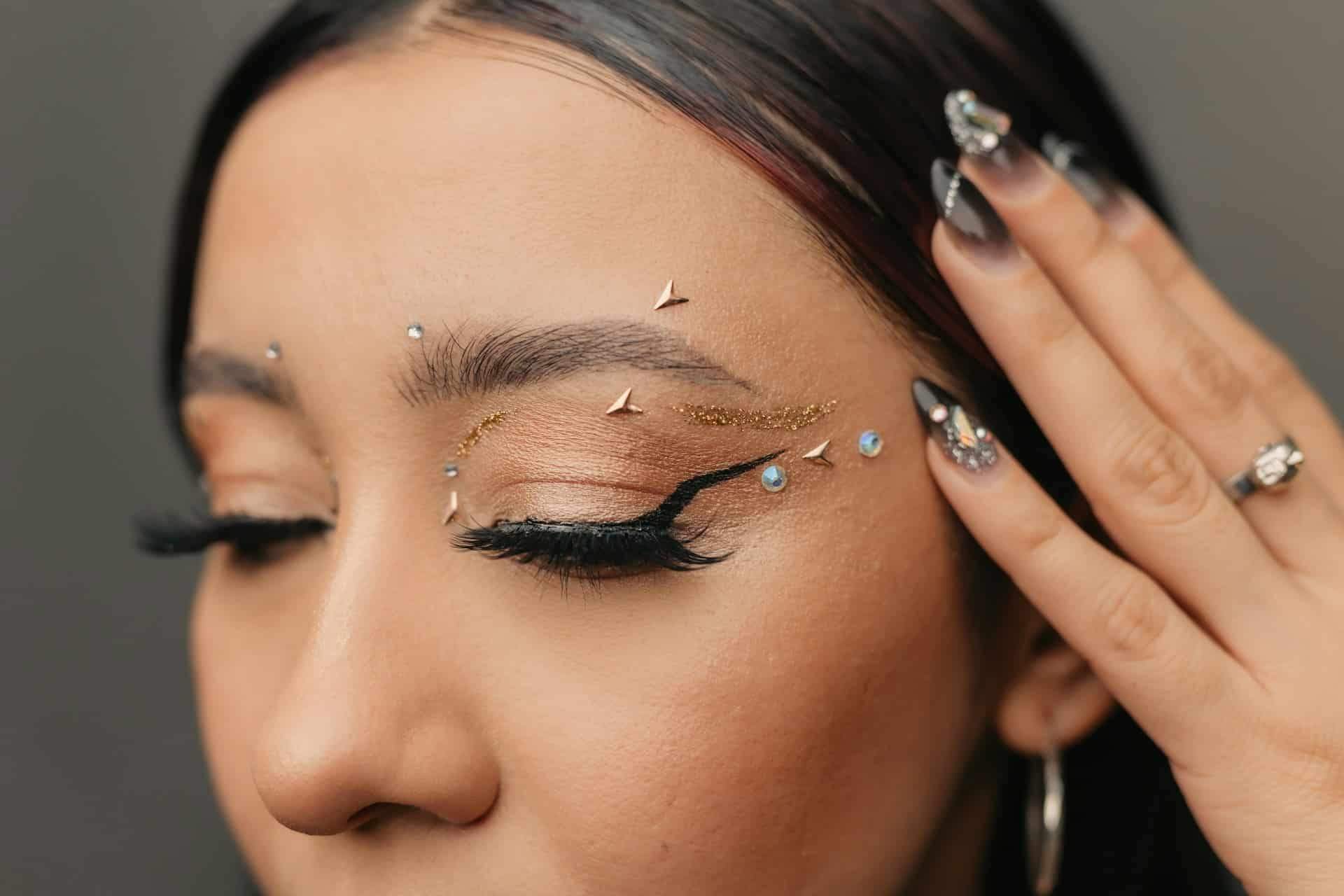 ¡No arrastres tu delineado! Los 5 errores más incómodos con el eyeliner y cómo solucionarlos — Rostro