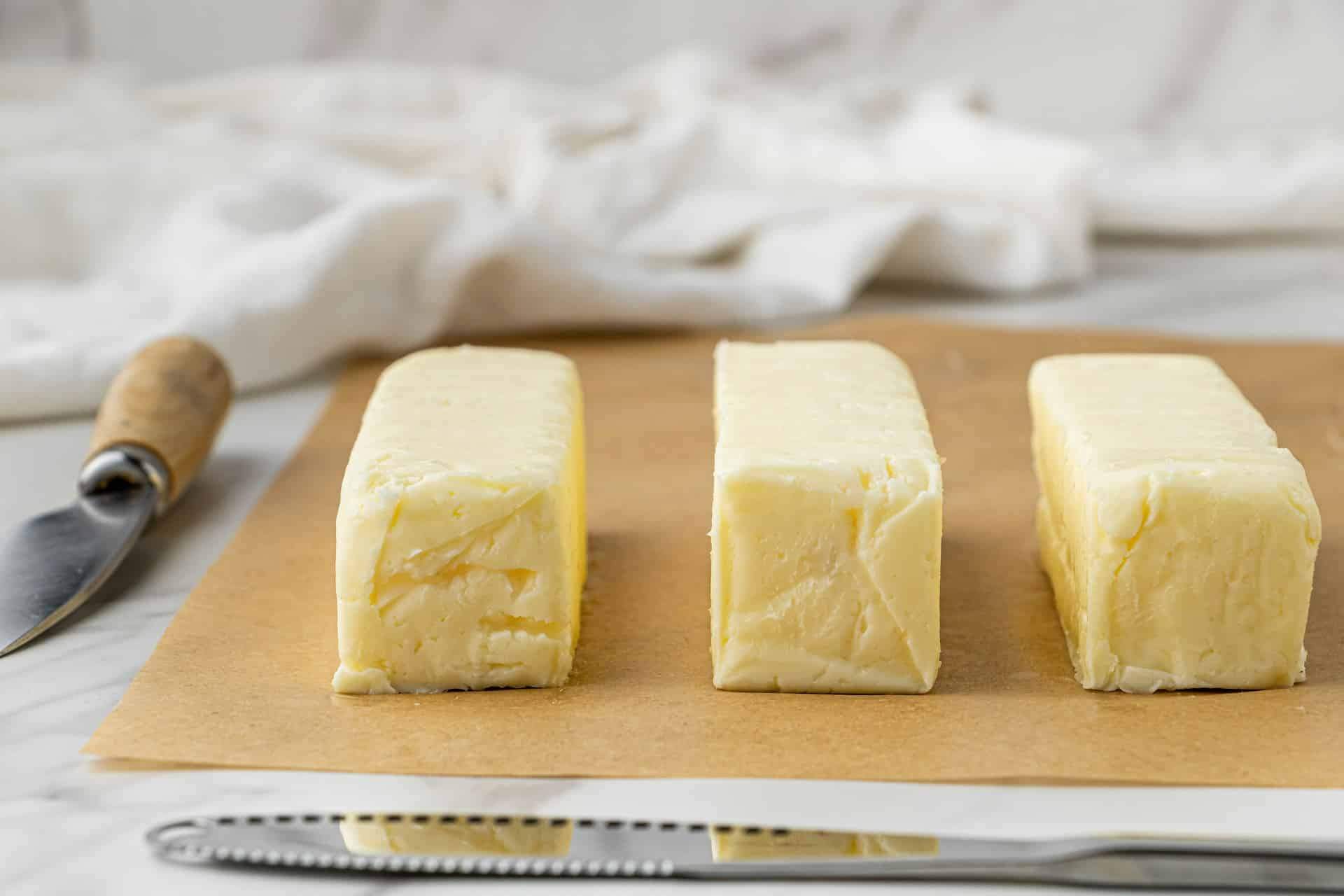 Beurre sur le comptoir ou au réfrigérateur ? Comment le conserver en toute sécurité — Mode de vie