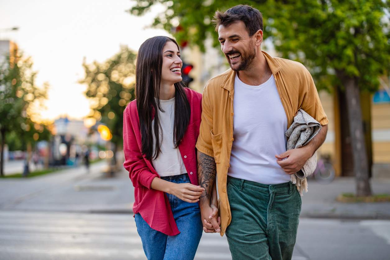 Come ti prende la mano? Scopri cosa rivela sulla vostra relazione — Relazione
