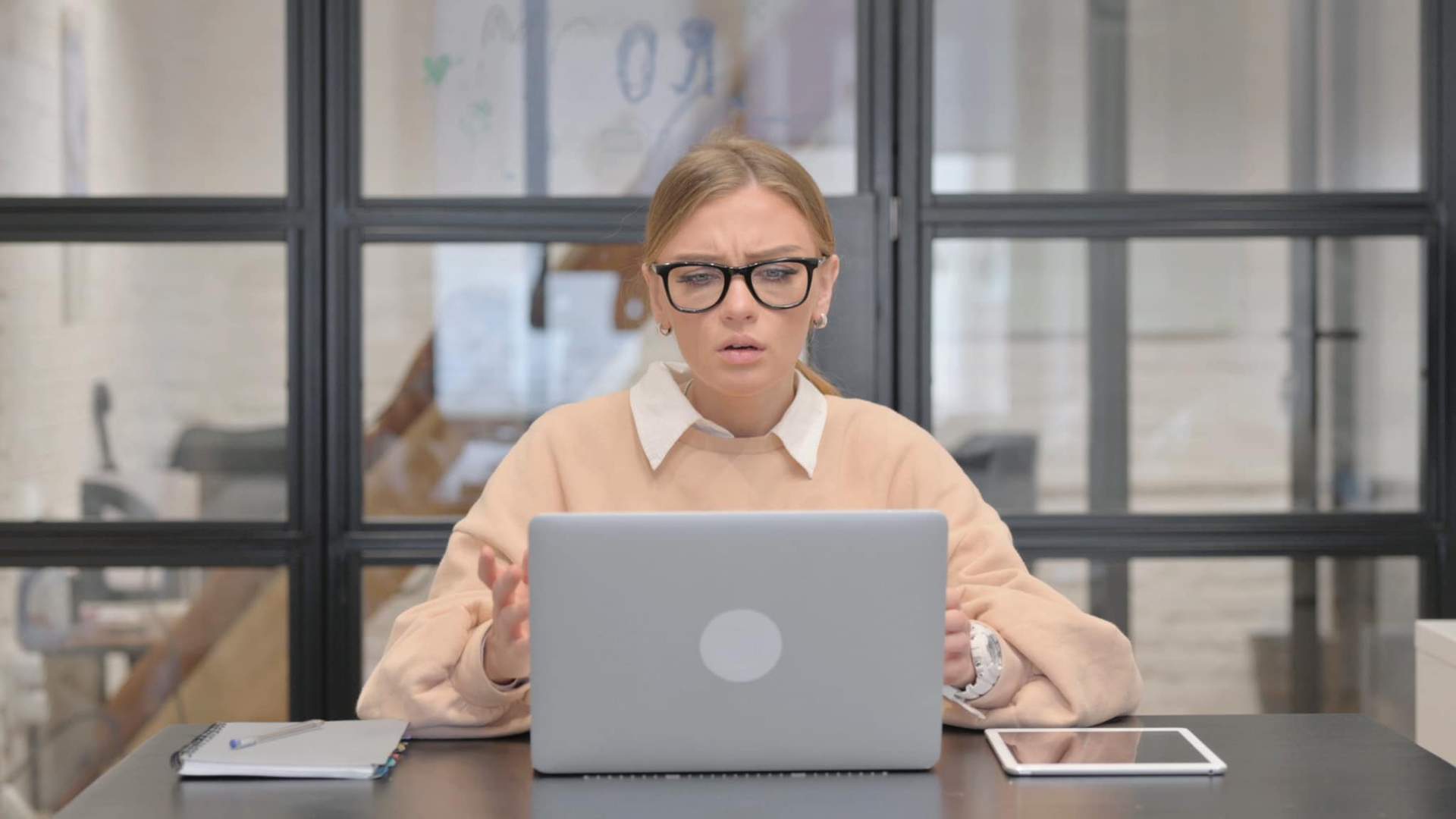 “Prometteva un bonus, io ho faticato e non ho ricevuto nulla” - I tradimenti più grandi sul lavoro — Lifestyle