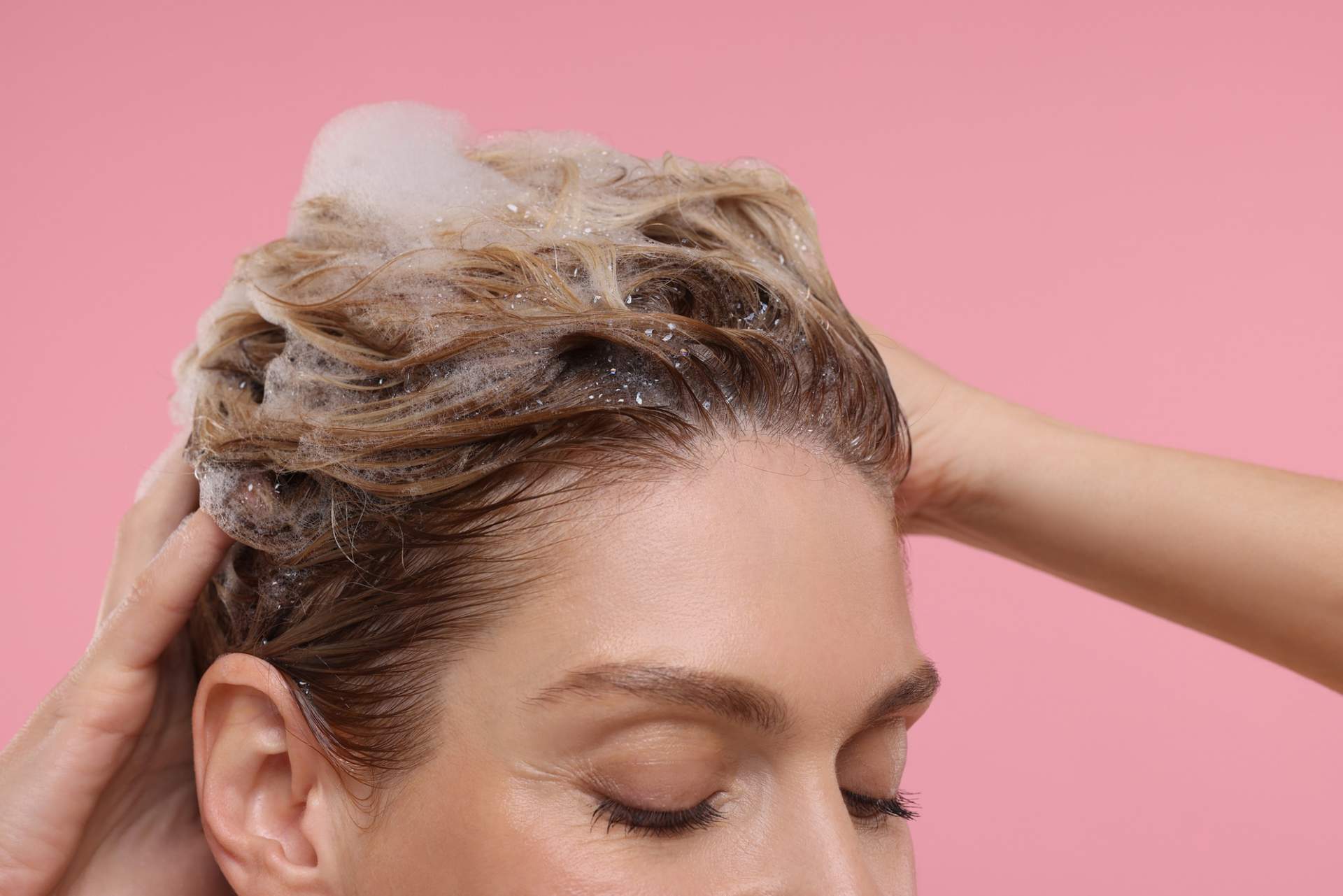 Diese 8 wirksamen Shampoos beseitigen wirklich hartnäckige Schuppen — Haare