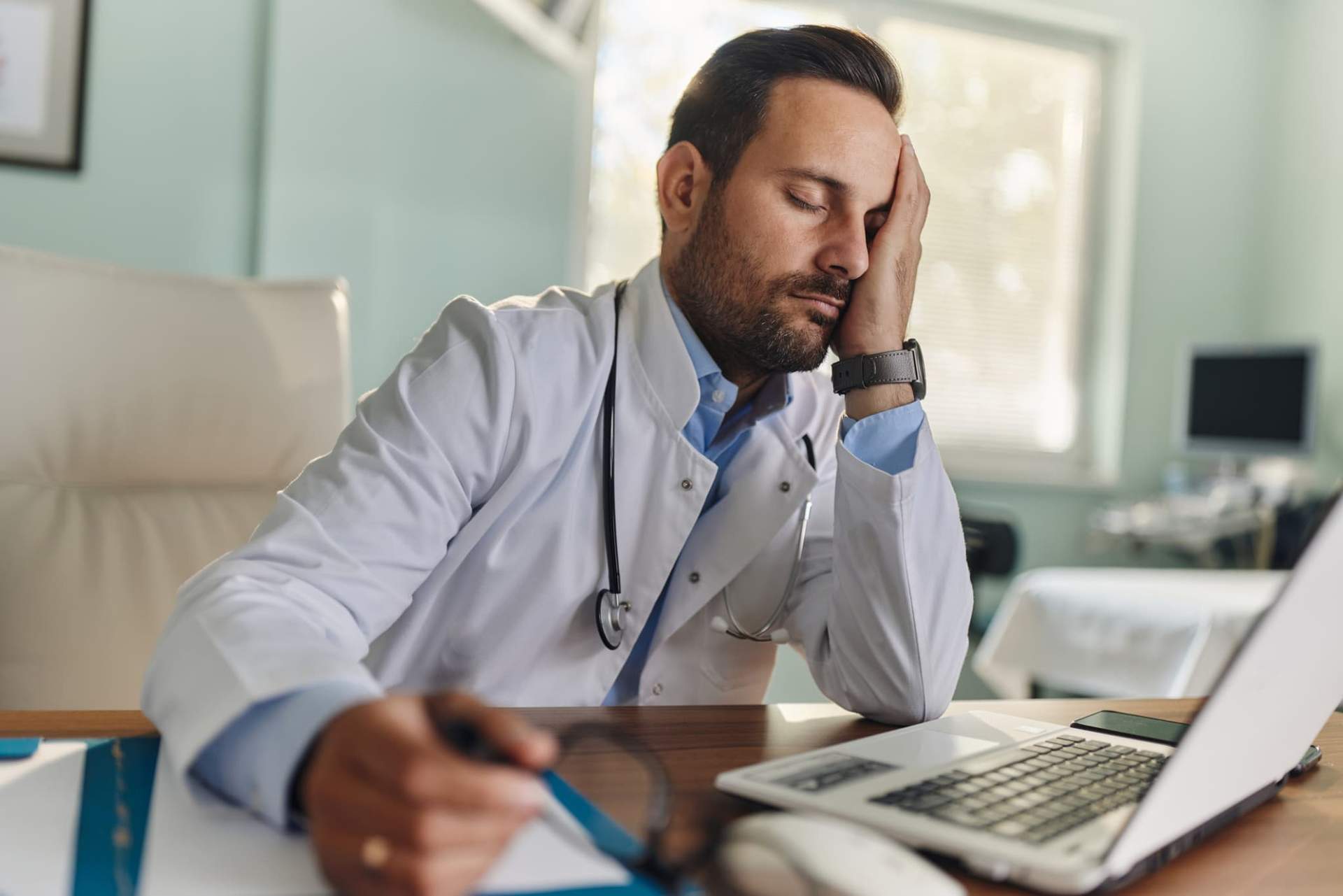«Si è seduto per sbaglio sulla maniglia della porta» - Medici, qual è la vostra storia di «incidente» più scioccante? — Salute