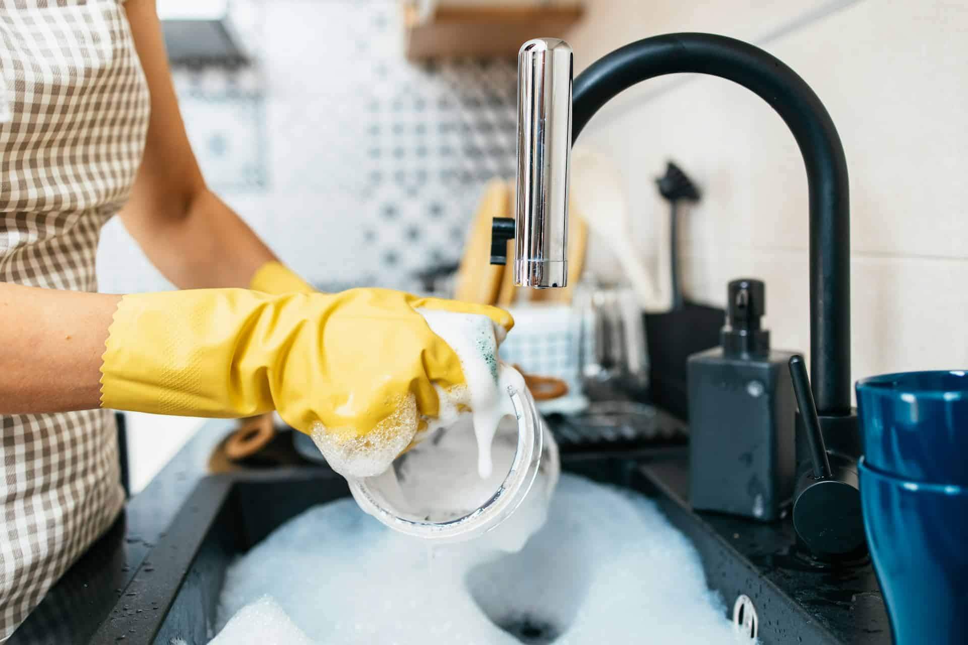 Con questo trucco laverai i piatti molto più velocemente — Economia domestica
