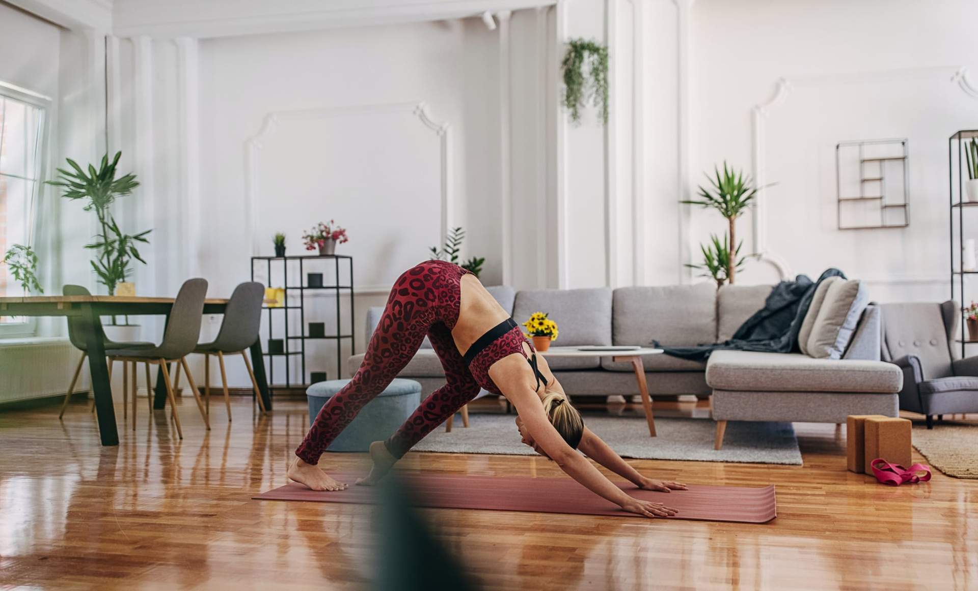 Après le travail, à la maison : voici les 6 meilleures postures de yoga anti-stress pour relâcher la pression — Santé