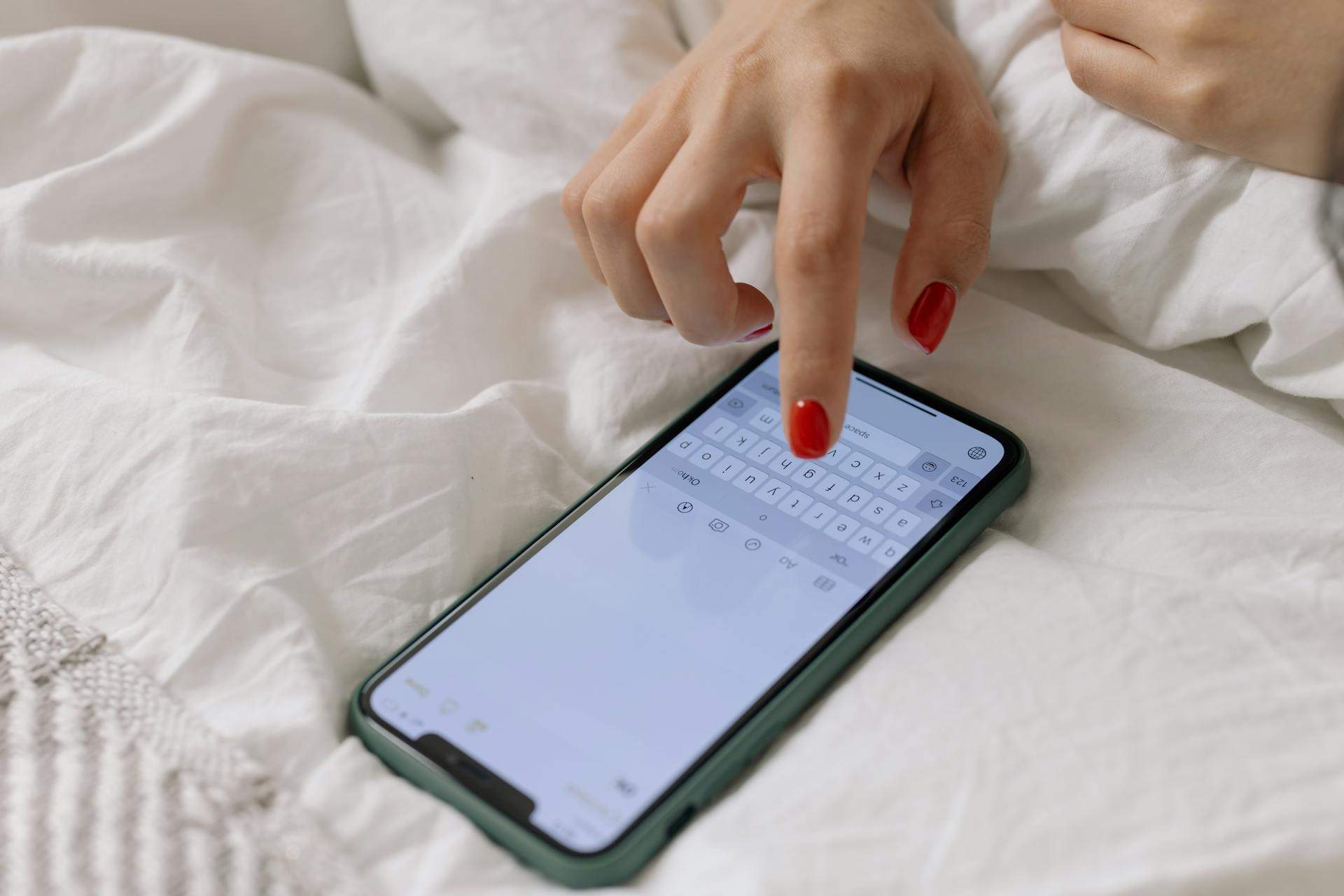 Une nouvelle étude le confirme : regarder son téléphone avant de dormir est bien pire qu'on ne le croit — Santé