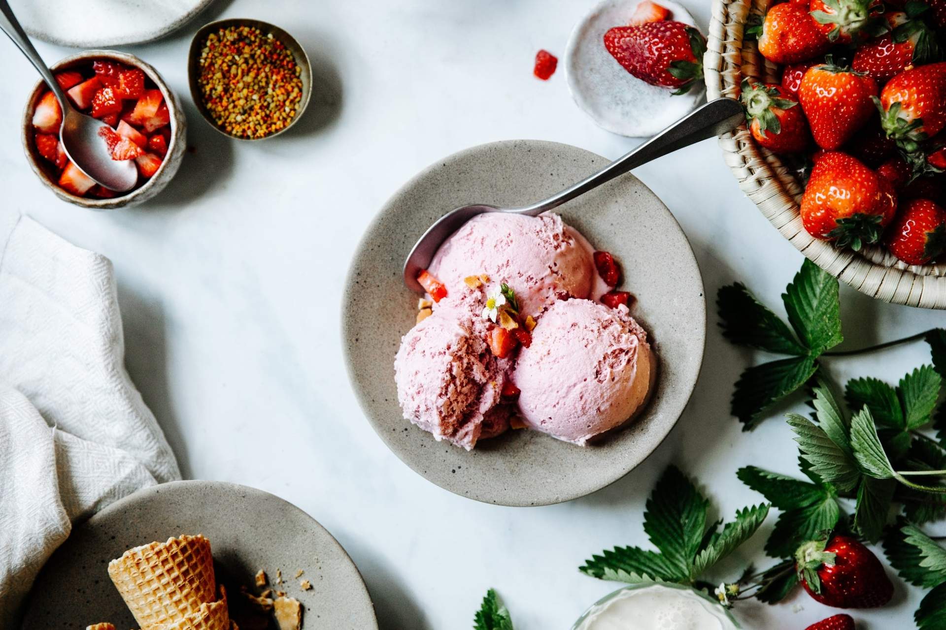 Desserts divins avec de la glace du commerce — Mode de vie