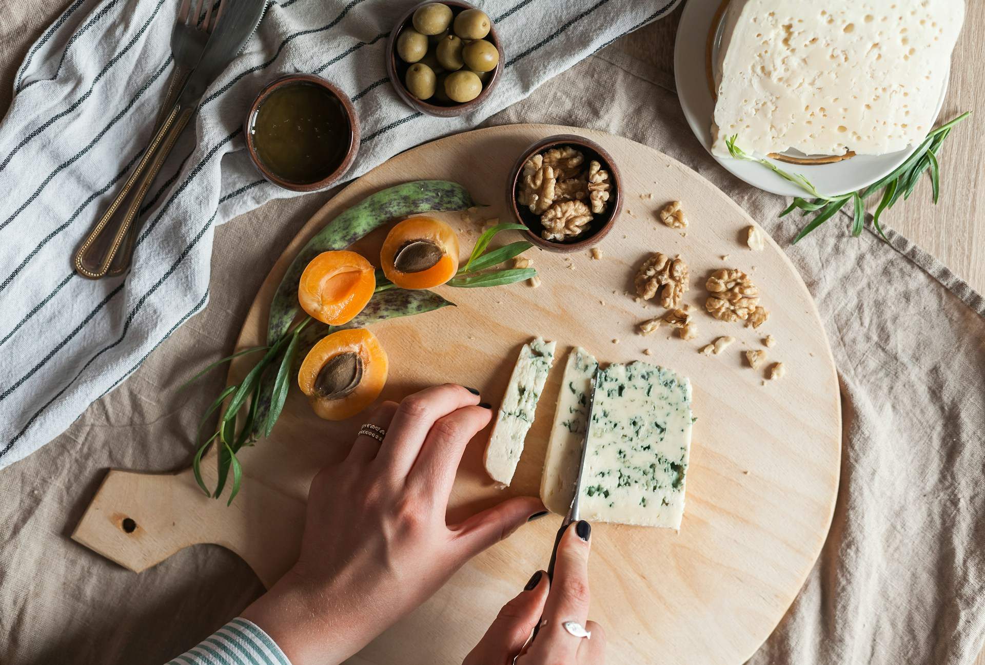 Ne l’emballe pas dans du plastique ! Voici comment garder ton fromage frais plus longtemps au frigo — Mode de vie