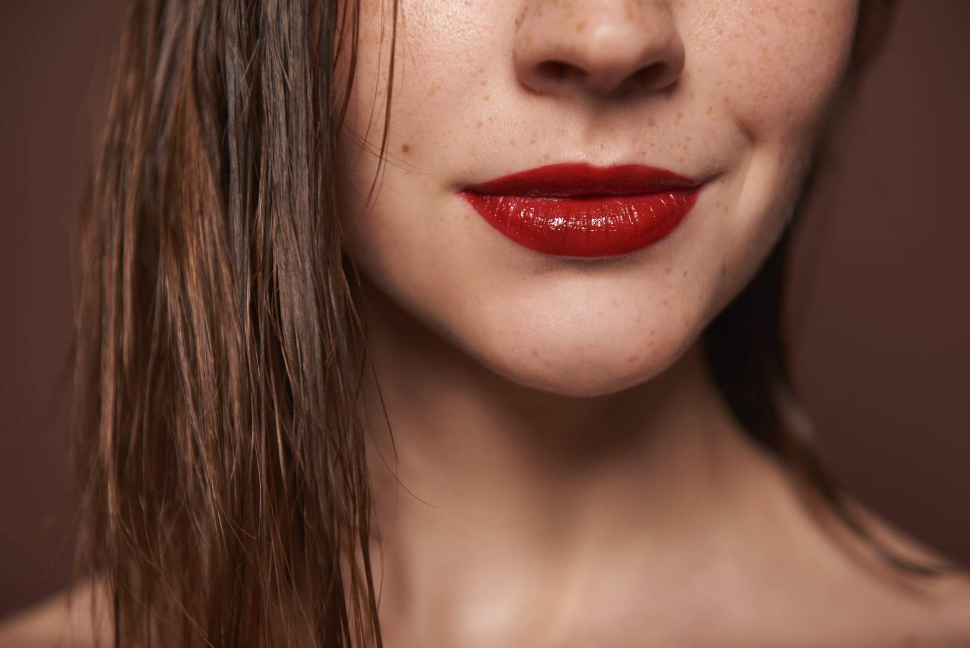 4 klassische Lippenstiftfarben, mit denen dein Make-up immer strahlt — Gesicht