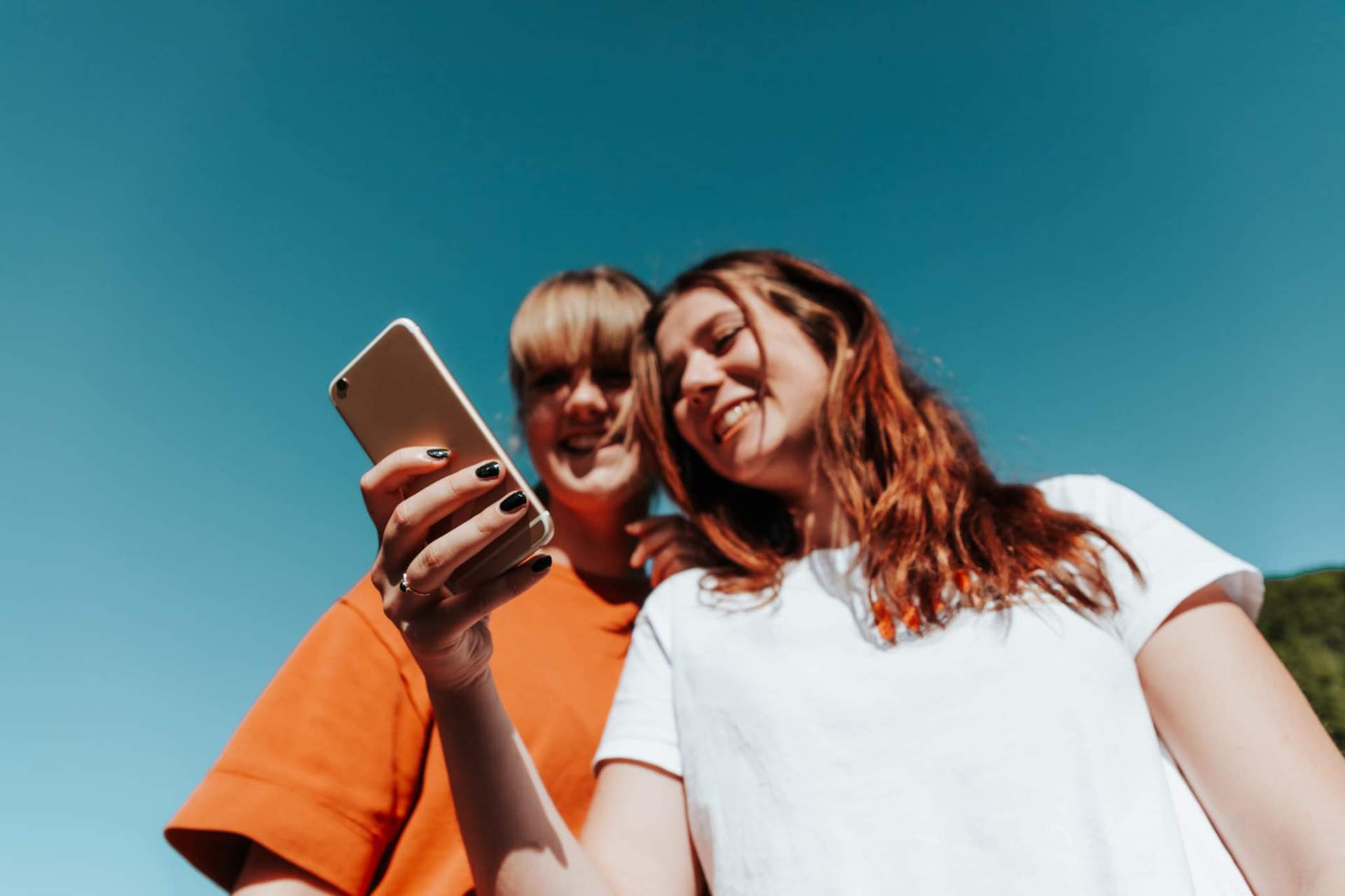 Comment tiens-tu ton téléphone ? Ce que cela révèle de ta personnalité — Santé