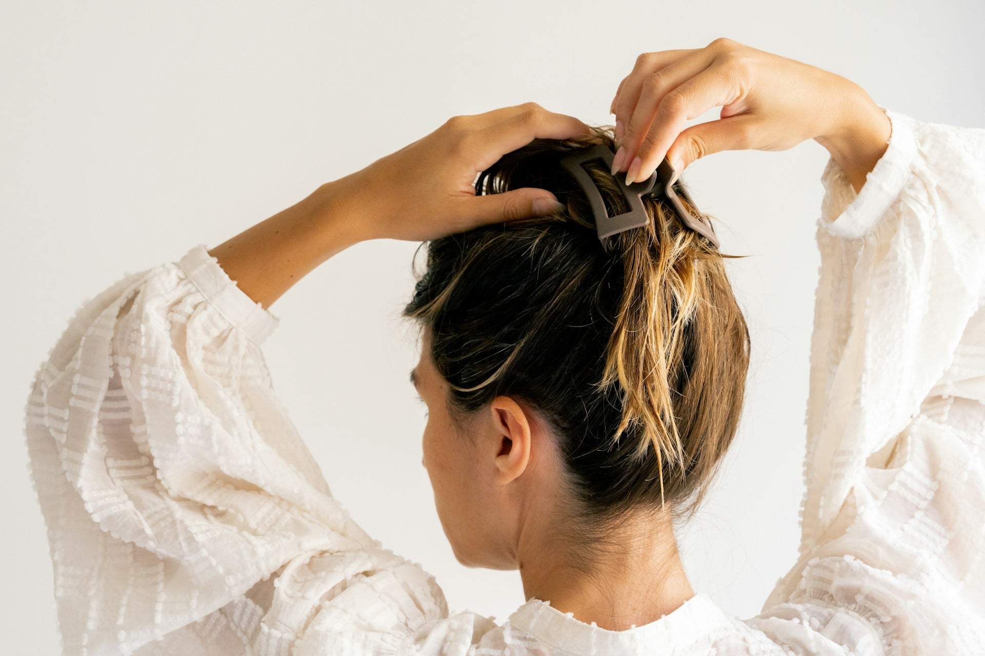 6 Gründe, warum sich dein Haar manchmal schmerzhaft anfühlt — Haare