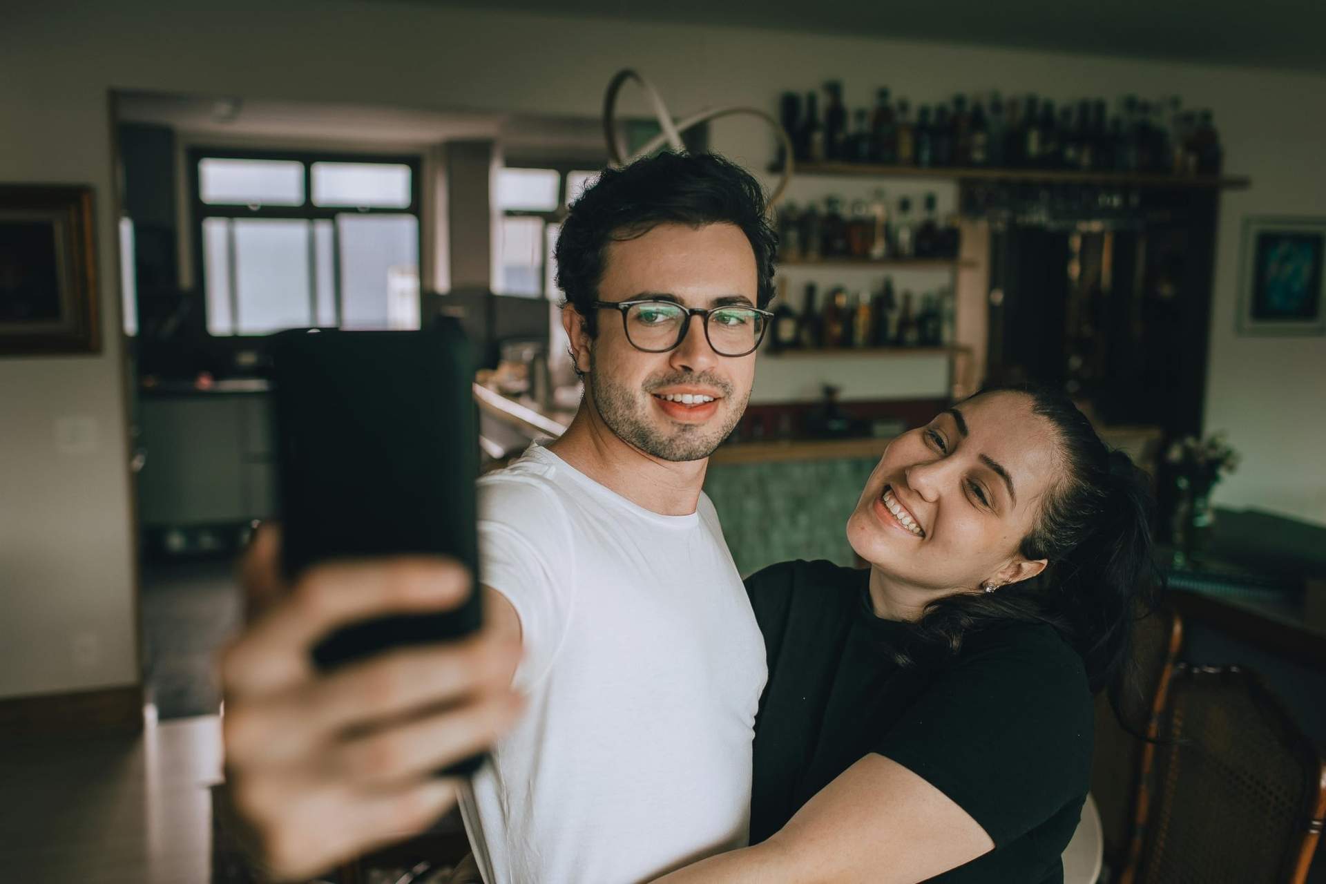 Couples qui partagent trop et s'étalent – que révèle ce comportement ? — Relation