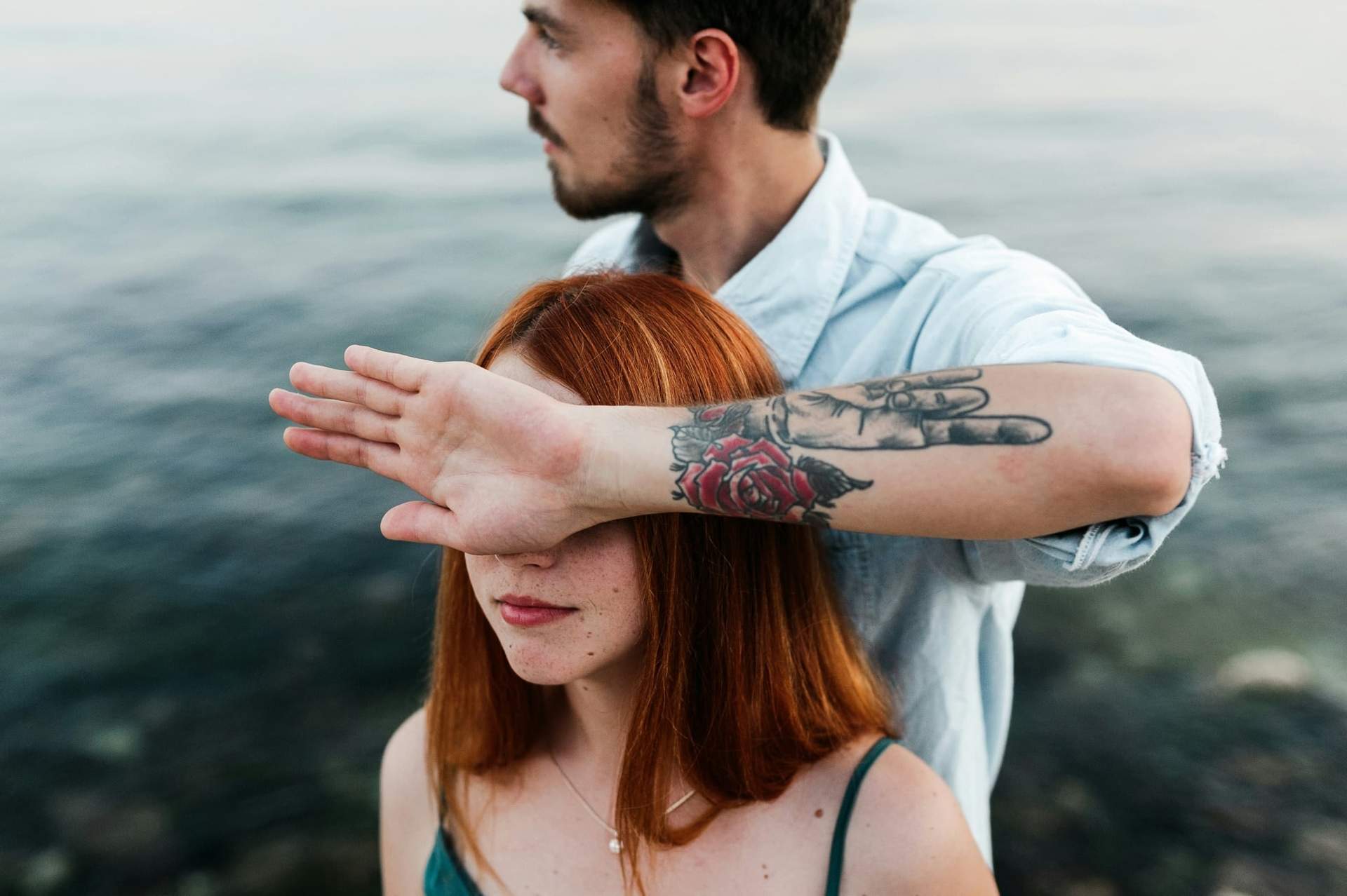 Dein Partner macht oft Witze auf deine Kosten? Das ist kein Humor, sondern emotionale Manipulation — Lebensstil