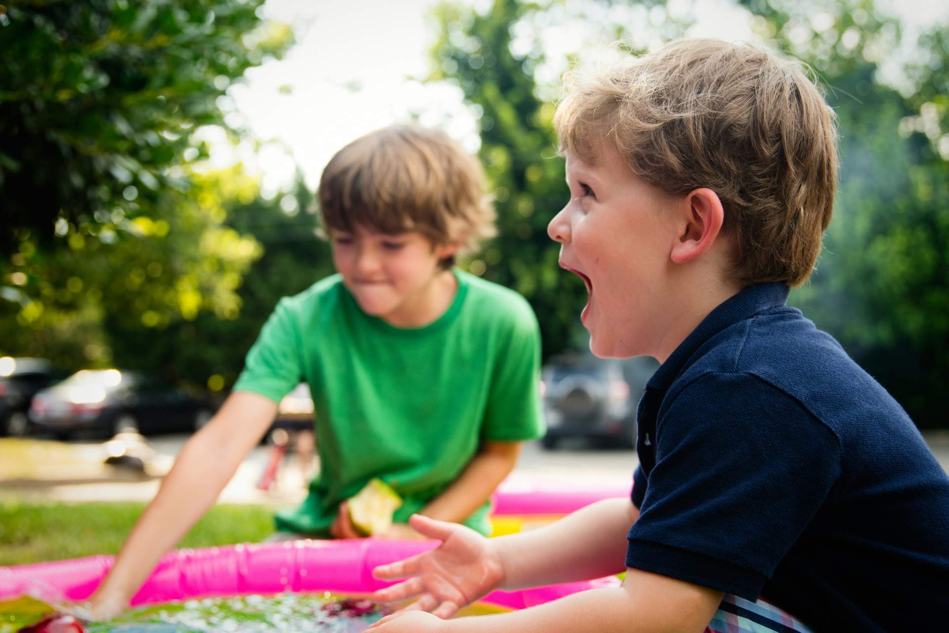 „Langweileeeen!” – 15 kreative Sommeraktivitäten mit Kindern, für die du kaum etwas brauchst — Familie