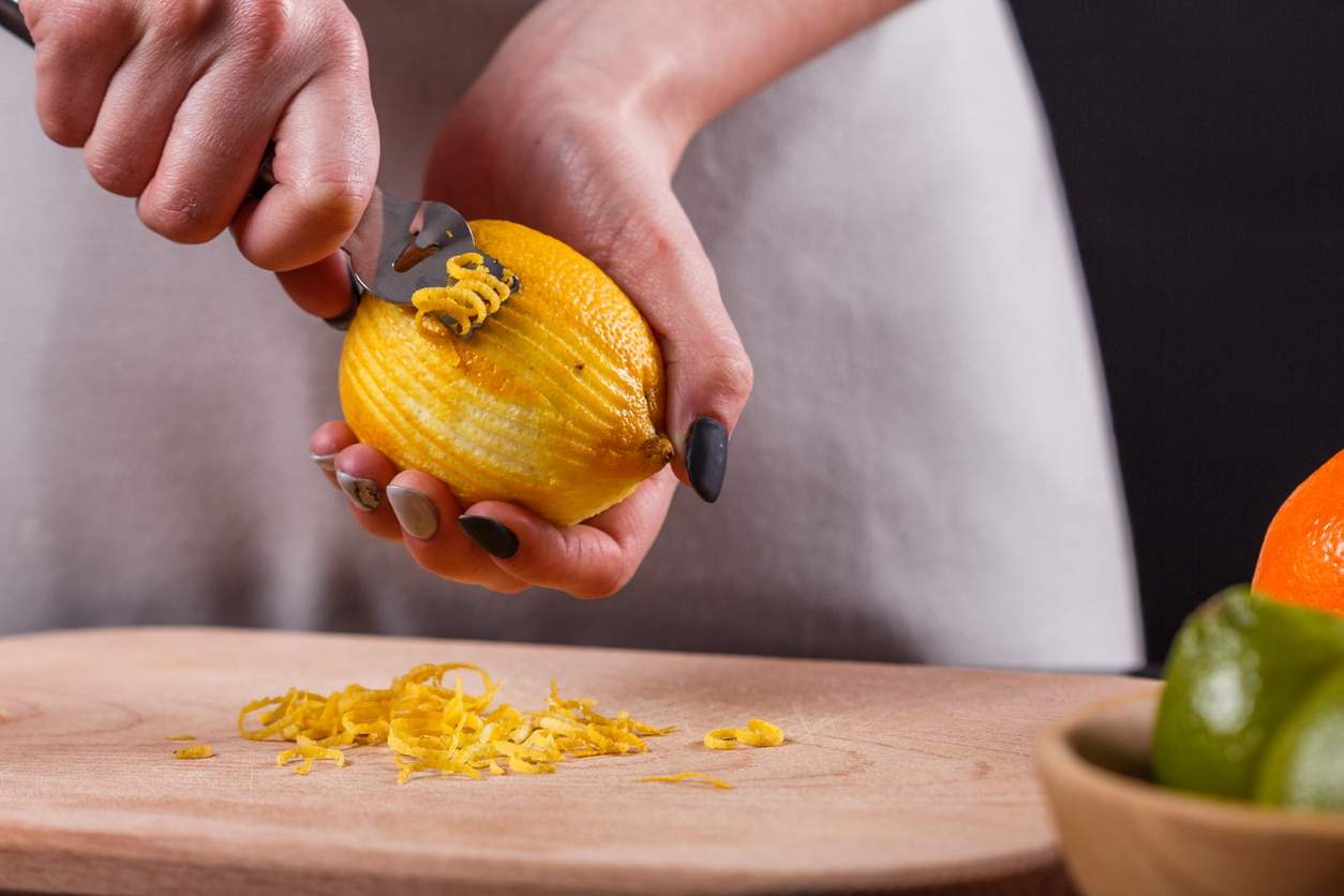 Come preparare un deodorante per ambienti veloce ed economico con la buccia di limone — Economia domestica