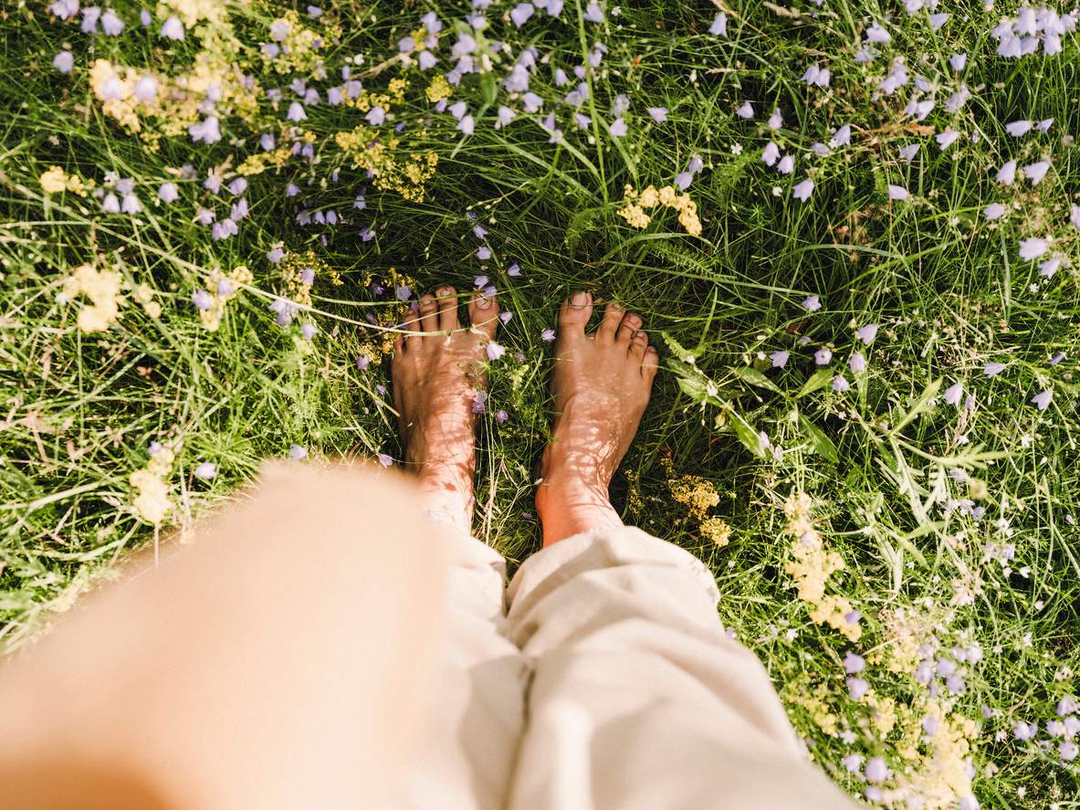 Que se passe-t-il énergétiquement quand vous marchez pieds nus dans l’herbe ? — Santé