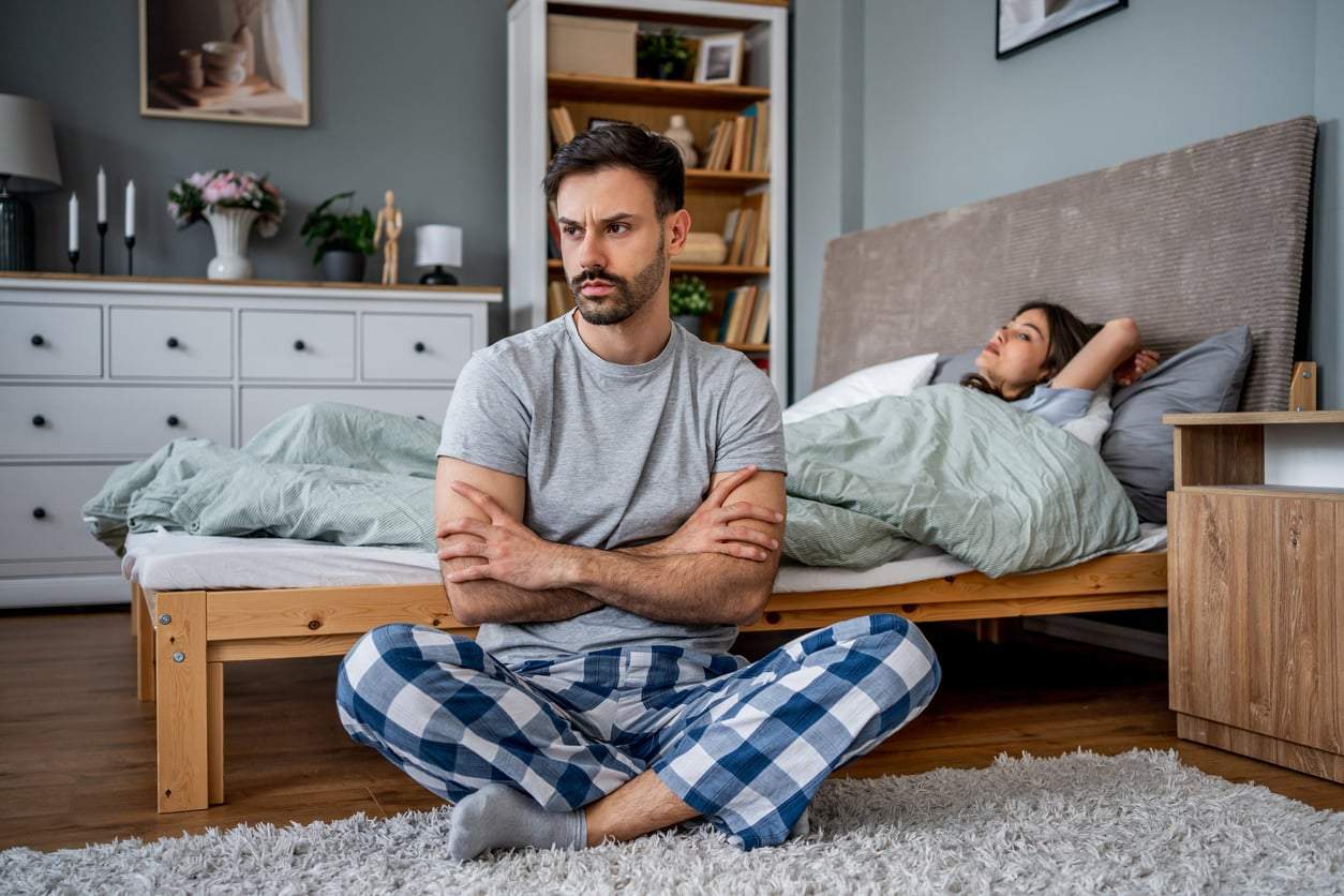 5 Anzeichen, dass dein Partner heimlich eifersüchtig ist, es aber nicht zeigt — Beziehung