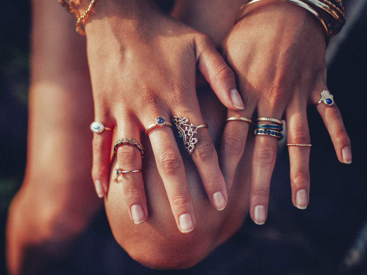 Gold- und Silberschmuck zusammen? 5 Styling-Tipps von Profis — Mode