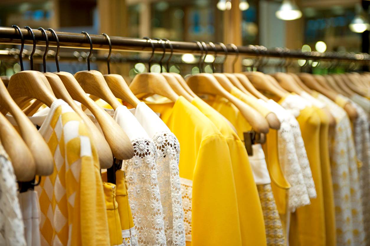 Nicht dein Farbton? So trägst du Buttergelb 2025 trotzdem stylisch — Mode