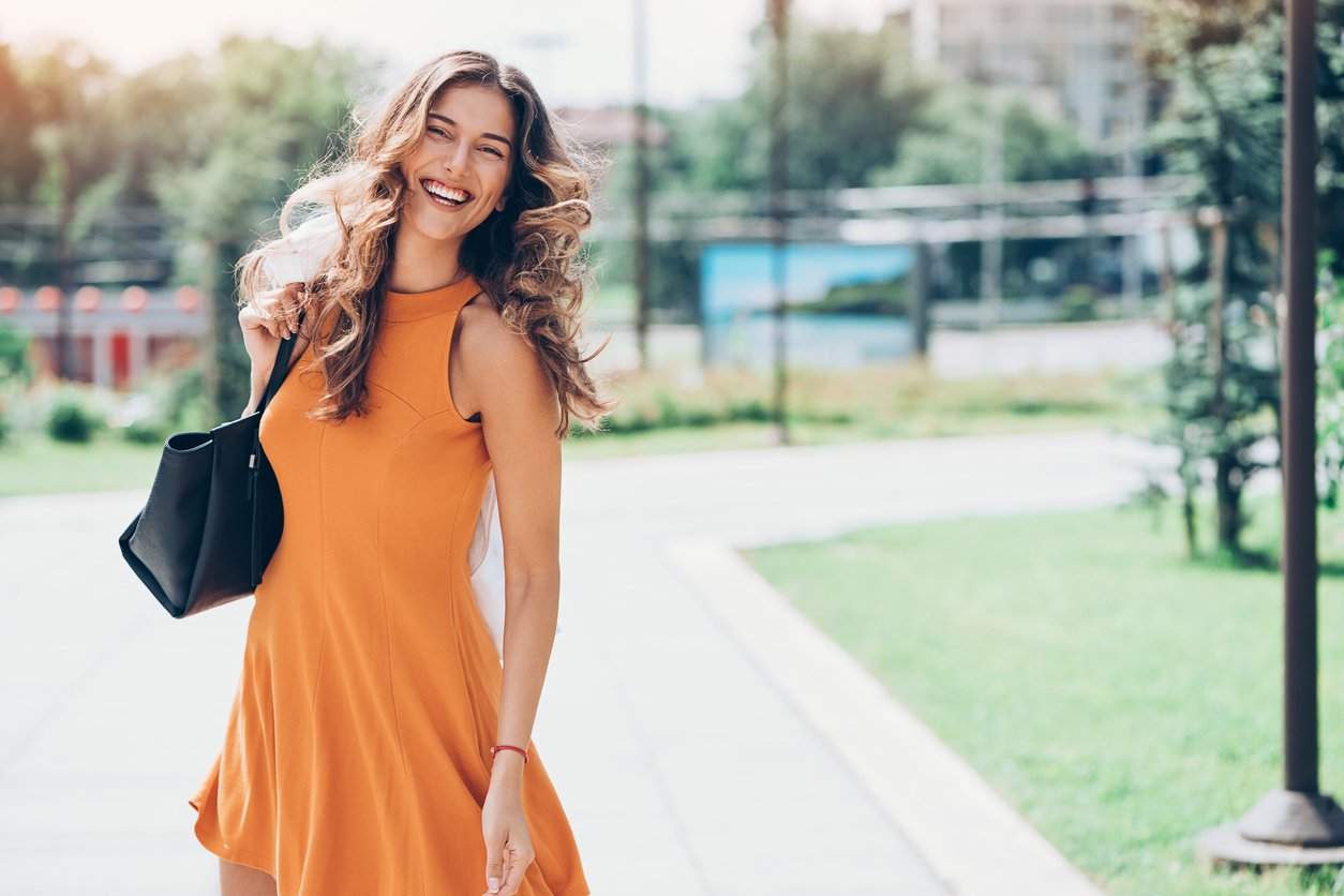 Das geheime Sommerkleid, das dich schlanker wirken lässt als je zuvor — Mode