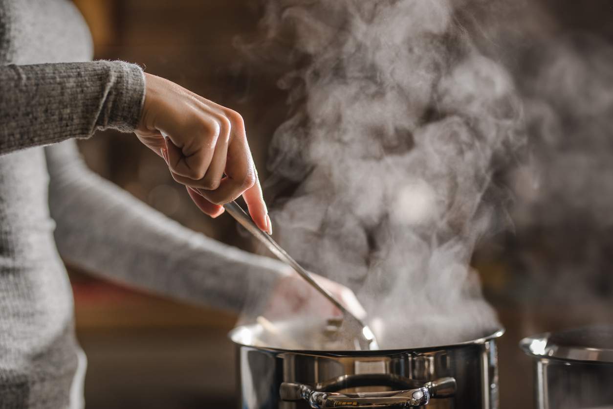 Perché non dovresti mai versare acqua bollente nel lavandino della cucina — Salute