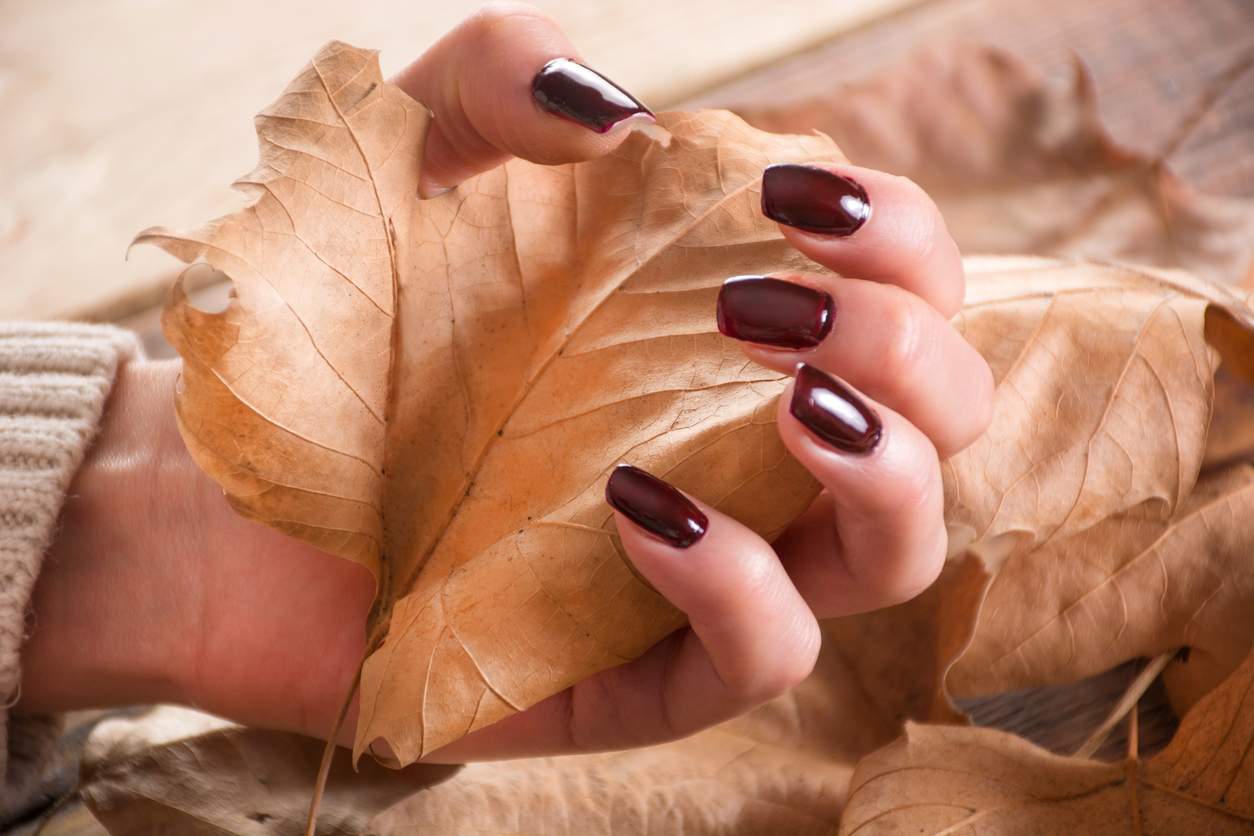 Mit diesen herbstlichen Nagellackfarben bist du mutig und klassisch zugleich — Mode
