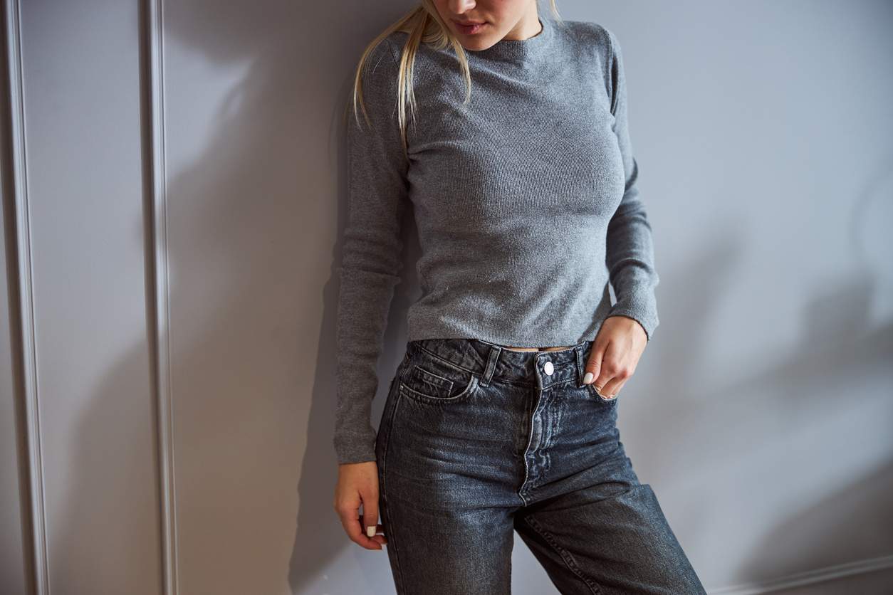 Dimentica il blu: il jeans grigio prende il comando questo autunno — Moda