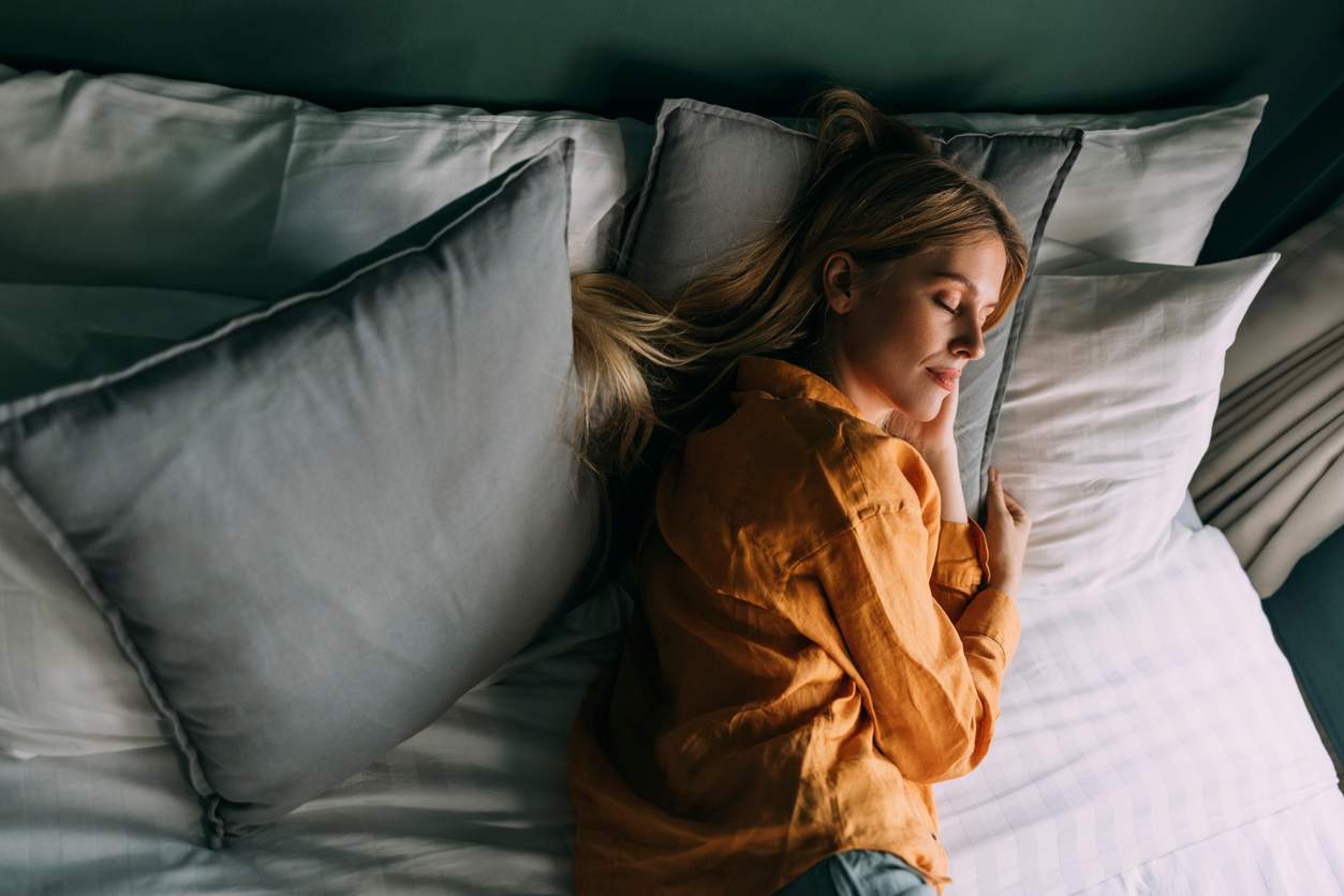 Dormir sur le côté peut rendre votre visage asymétrique — Visage