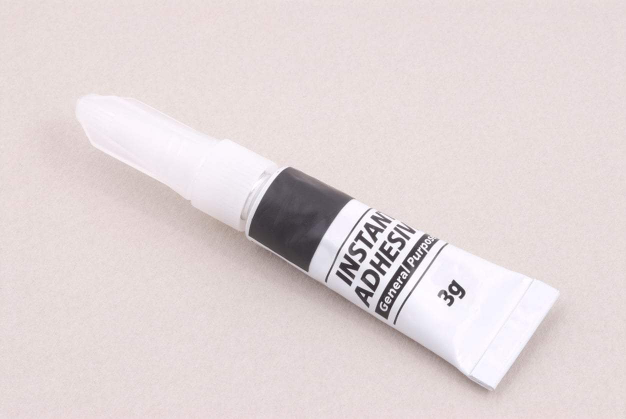 Comment enlever une tache de super glue sur n’importe quelle matière — Ménage