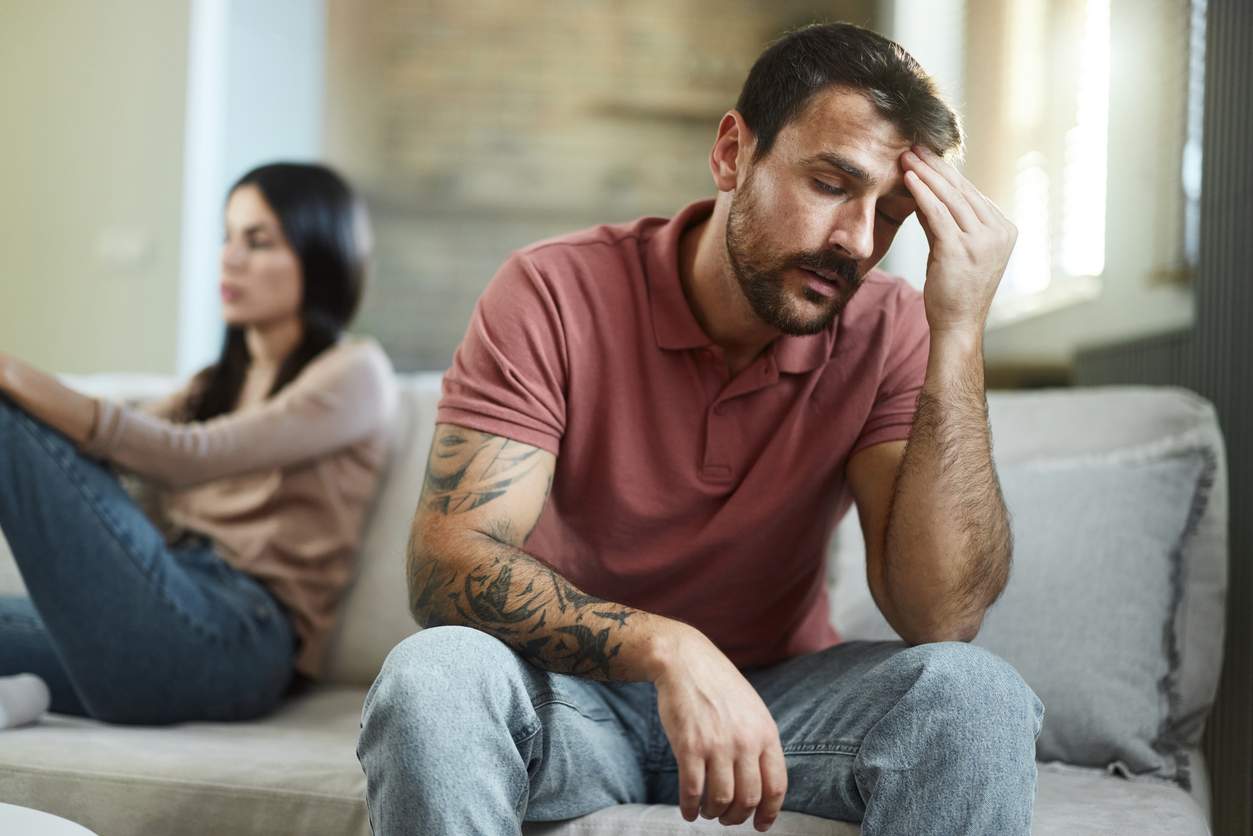 5 signes que ton partenaire te fait du chantage émotionnel — Relation