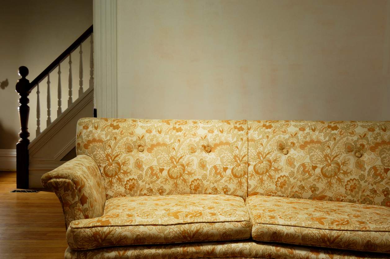 Diese sicheren Anzeichen zeigen, dass dein Sofa altmodisch ist und ersetzt werden sollte — Deko