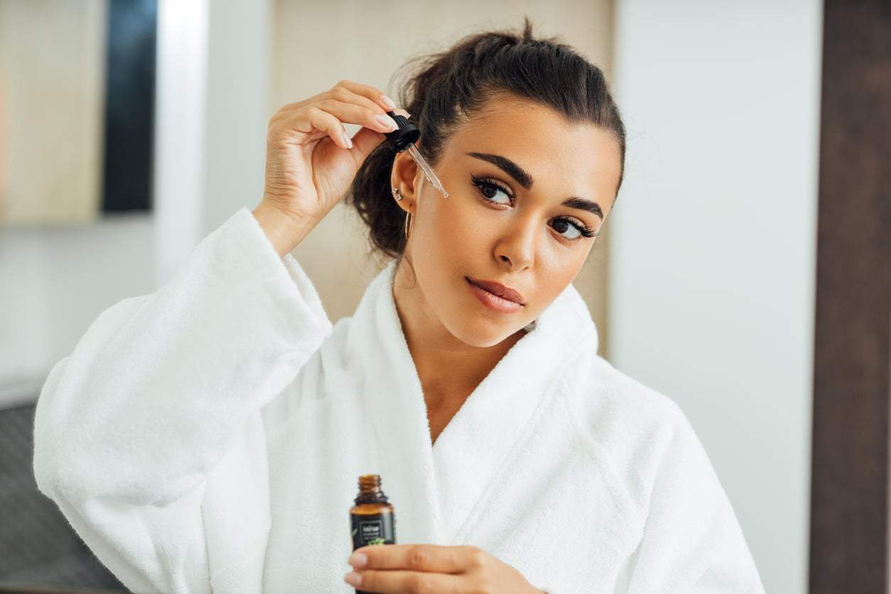Die 6 besten Produkte, die dunkle Flecken im Gesicht verblassen lassen – Experten empfehlen — Gesicht