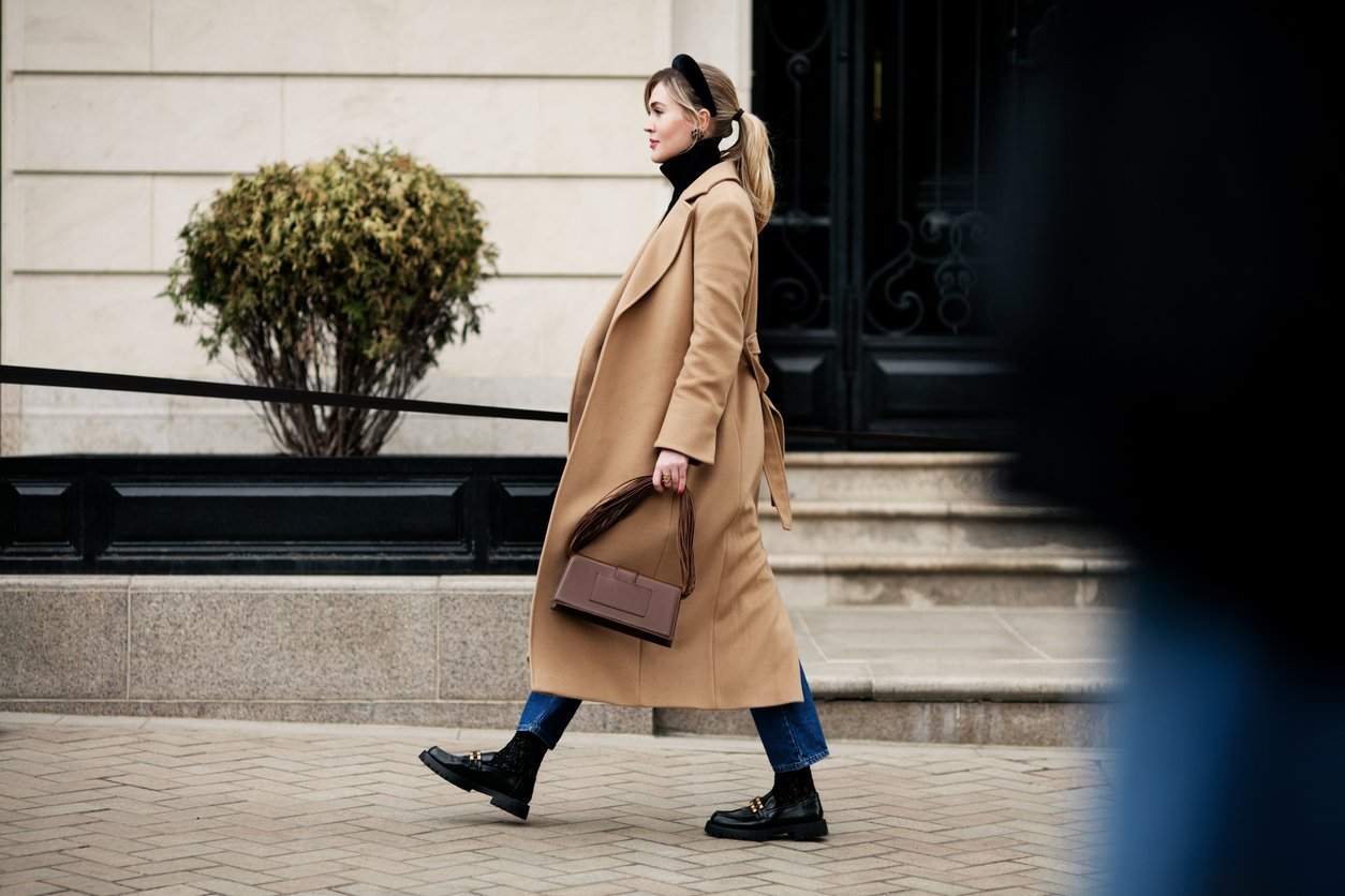 Ein paar Kilos zugelegt? So trickst du mit deinem Herbstkleiderschrank für eine schlankere Silhouette — Mode