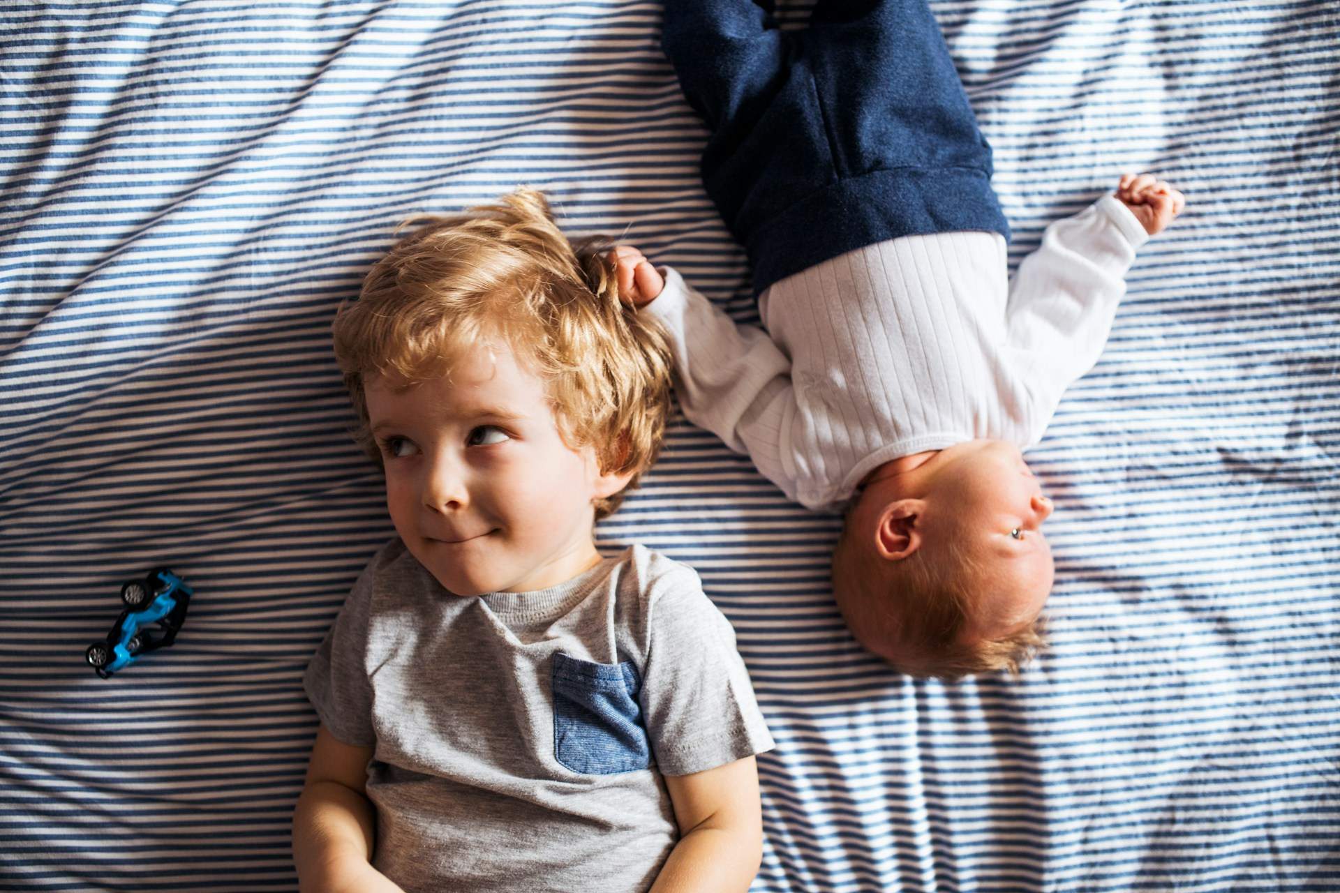 «Mi ha guardato negli occhi e ha lanciato il cubo di Rubik in faccia al fratellino» Quando un bambino non è felice del fratellino — Famiglia