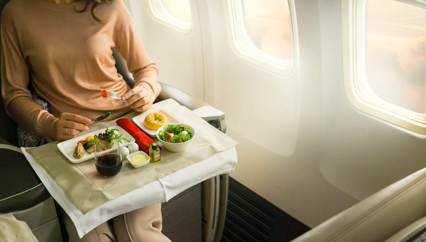 7 cibi e bevande da evitare assolutamente in aereo, secondo gli esperti — Lifestyle
