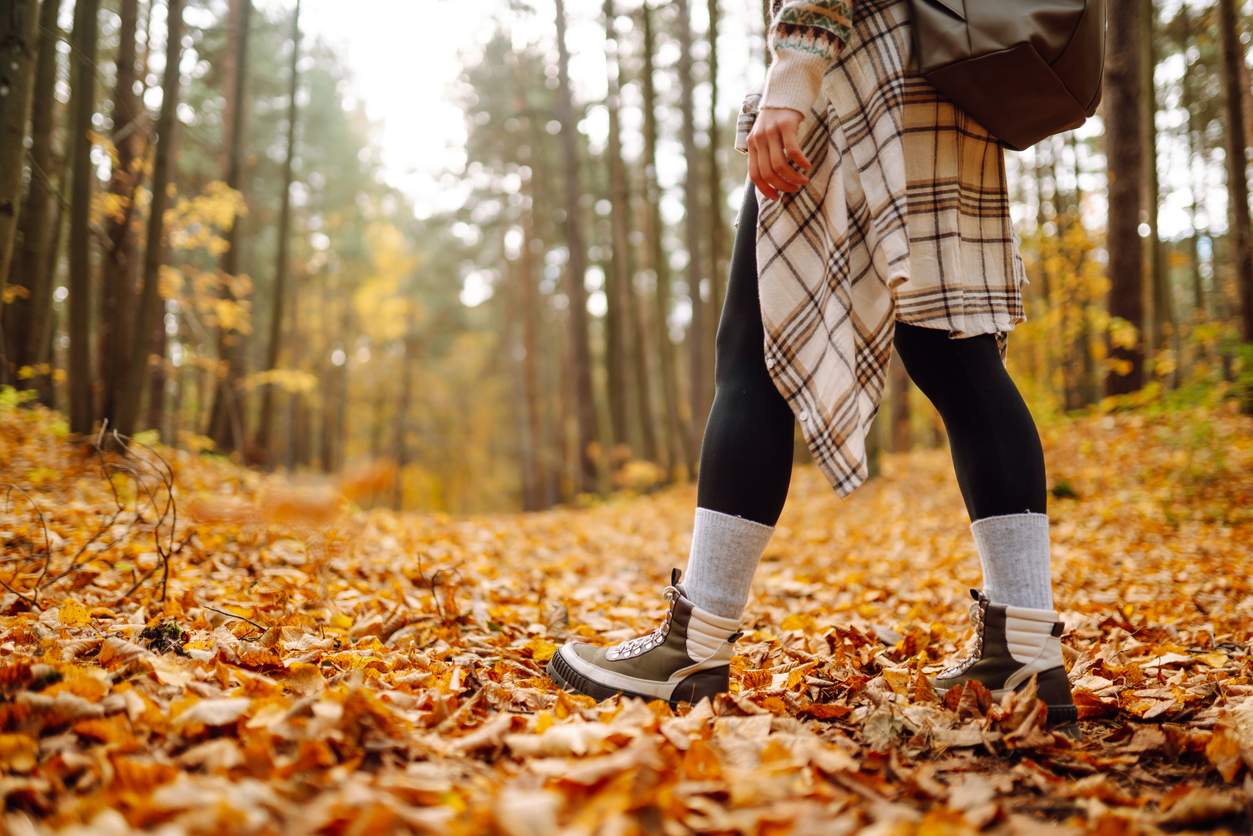 Du ahnst gar nicht, wie gut ein Spaziergang zwischen bunten Blättern deinem Körper tut — Gesundheit