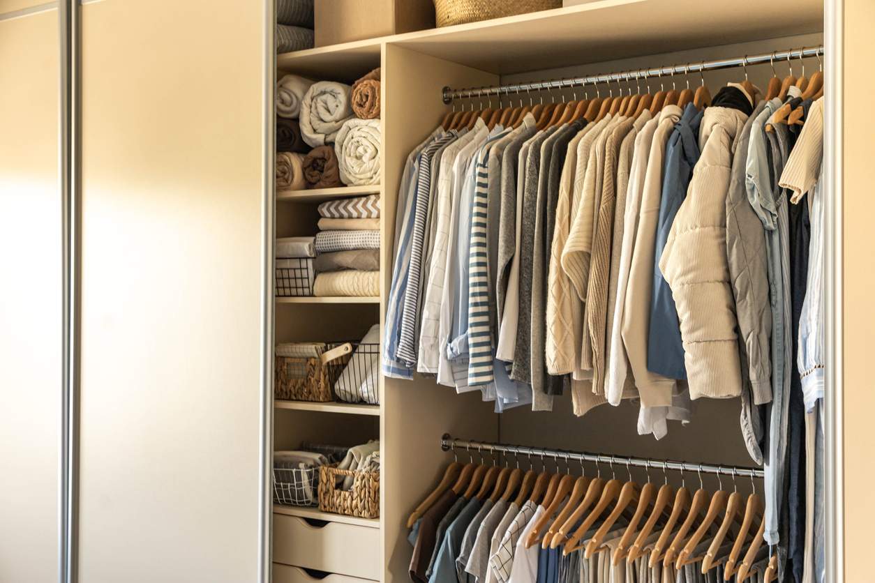 Wie dein aufgeräumter Kleiderschrank zeigt, wie sehr dich die Weihnachtszeit belastet — Haushalt