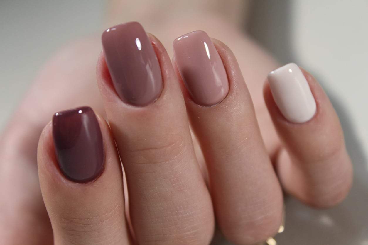 Malvenfarbener Nagellack: Wintertrend, der auf jedem Hautton strahlt — Stil