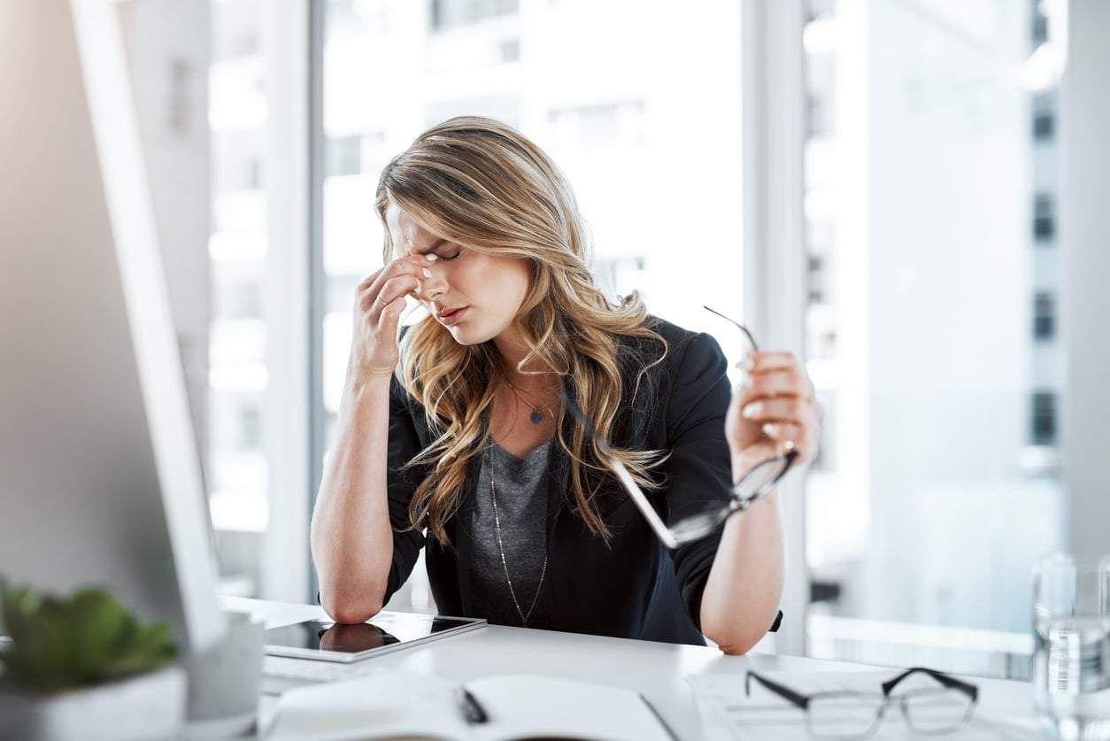 Señales de que alguien te envía energía negativa: tu cuerpo lo siente al instante — Estilo de vida
